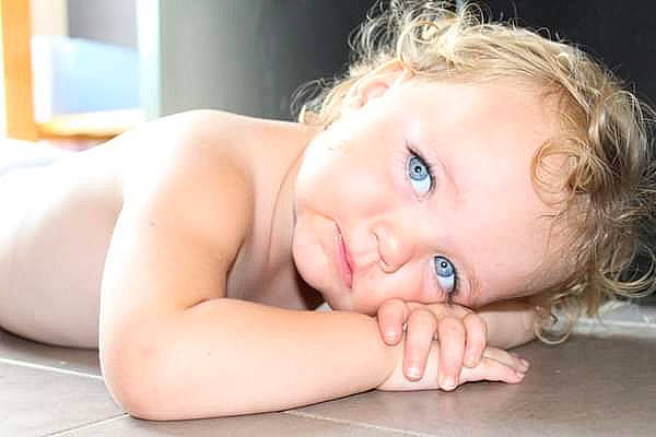 Saoirse participe au concours pour gagner de l'argent avec cette photo : baby, blond, cheek, chest, child, child_model, chin, eye, face, mouth, neck, nose, person, photography, skin, smile, toddler, tummy_time