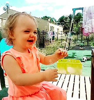 Saoirse participe au concours pour gagner de l'argent avec cette photo : baby, child, electronic_device, fun, idiophone, joy, leisure, musical_instrument, person, play, recreation, technology, toddler, xylophone