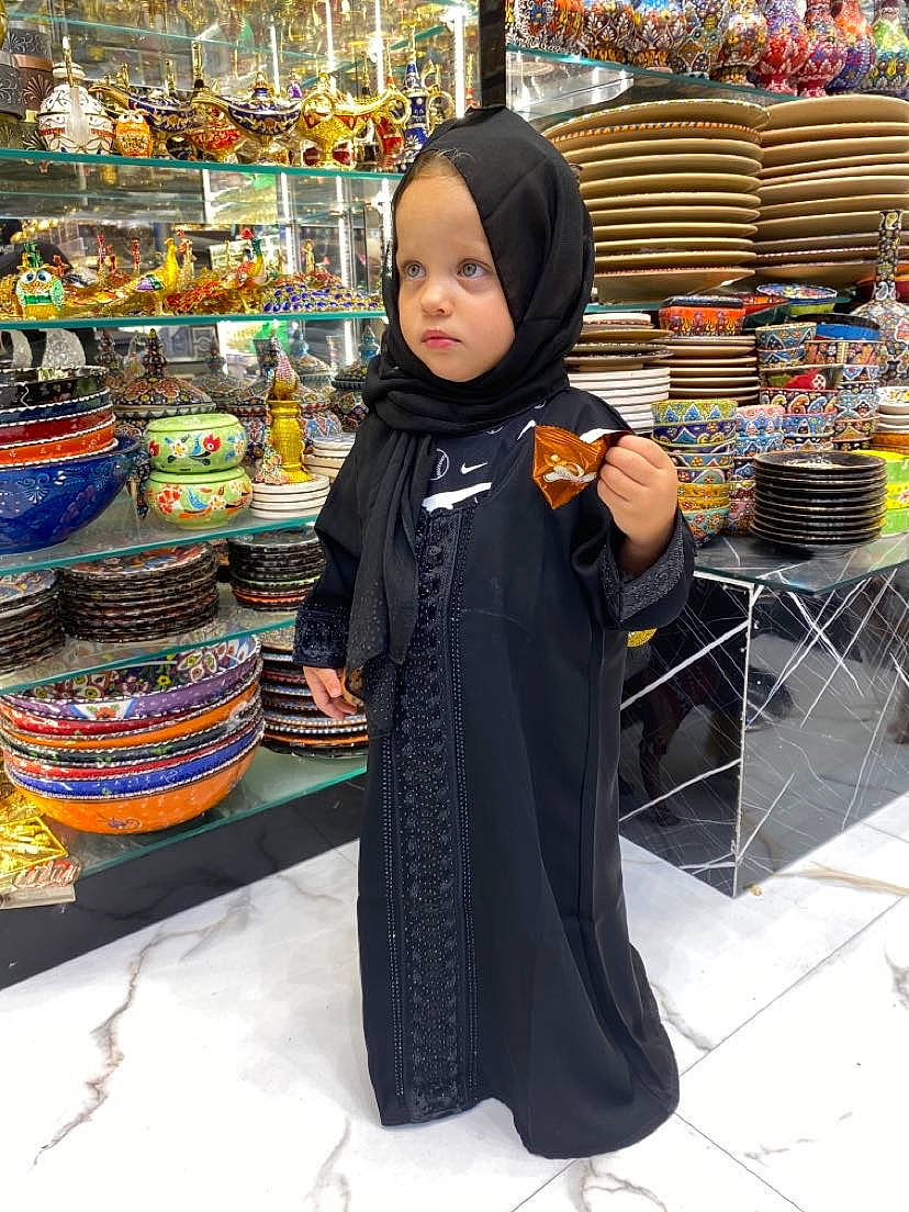 Aliyah a rejoint le concours — aidez-le/la à gagner de superbes lots ! bag, bazaar, city, convenience_store, customer, event, fun, headwear, local_food, luggage_and_bags, market, marketplace, natural_foods, person, public_space, retail, selling, service, shopping, toddler