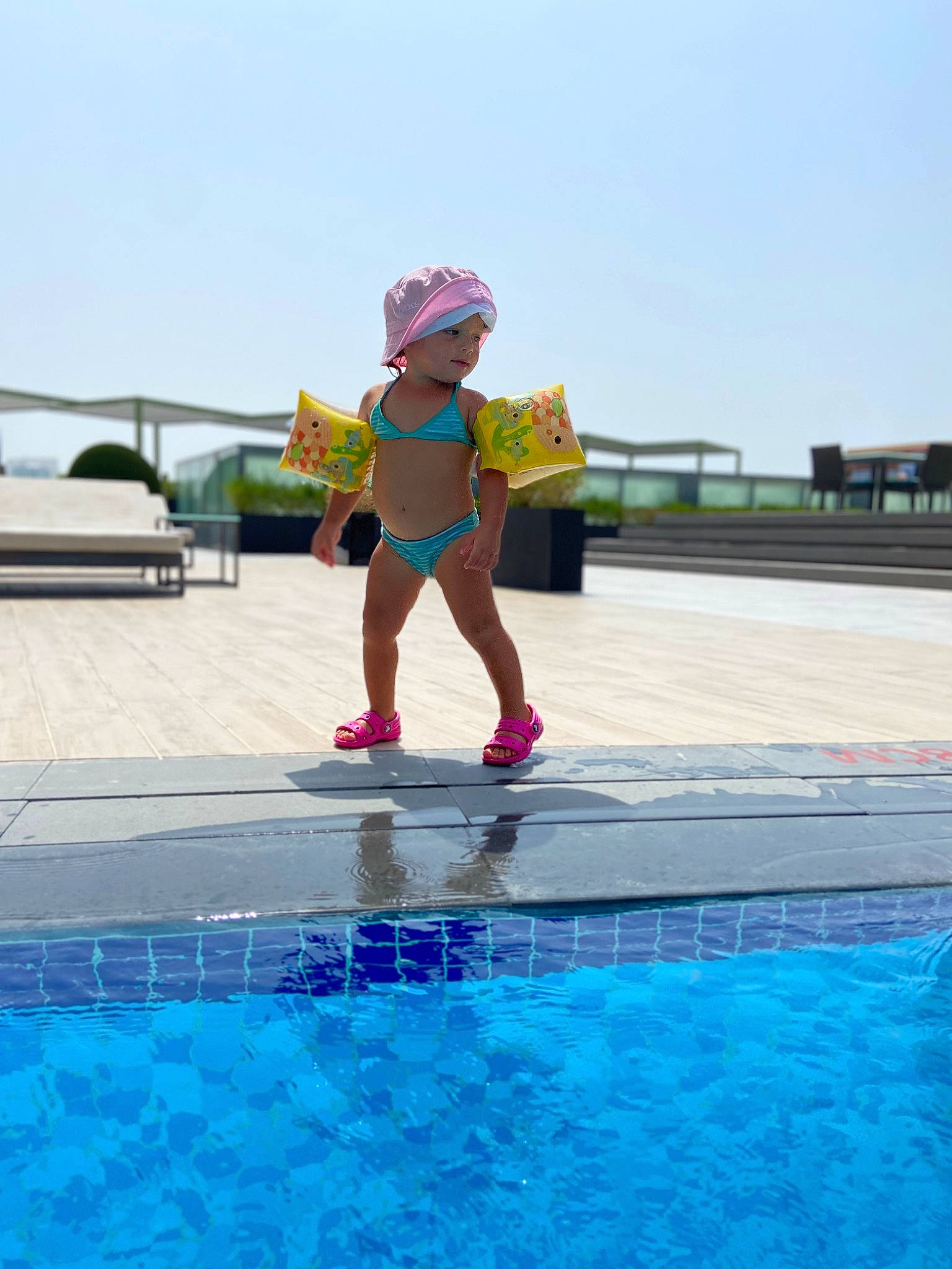 Aliyah a rejoint le concours — aidez-le/la à gagner de superbes lots ! child, electric_blue, fun, hat, headgear, headwear, individual_sports, leisure, leisure_centre, ocean, person, personal_protective_equipment, recreation, shorts, sky, sports, swimmer, swimming_pool, swimwear, toddler