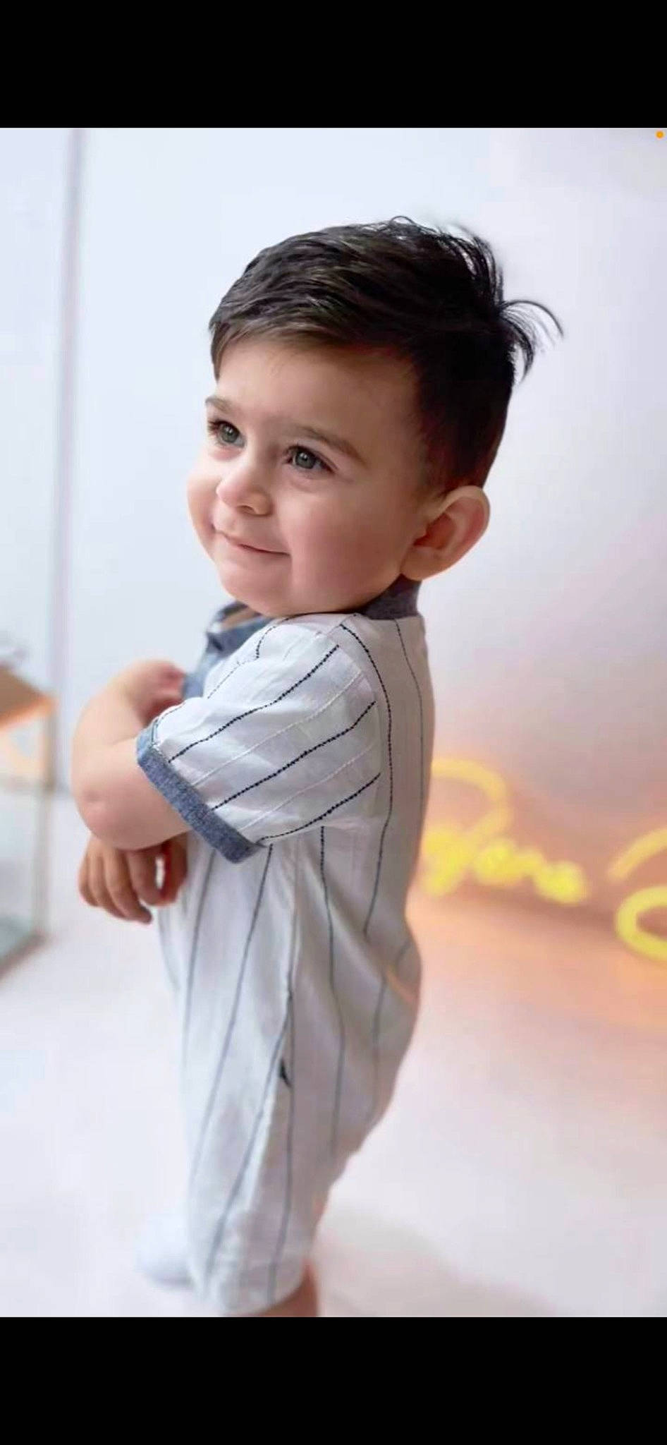 Miran Vural a rejoint le concours — aidez-le/la à gagner de superbes lots ! arm, baby, baby_toddler_clothing, cheek, child, elbow, flash_photography, flooring, gesture, happy, karate, person, sitting, skin, sleeve, smile, thumb, toddler