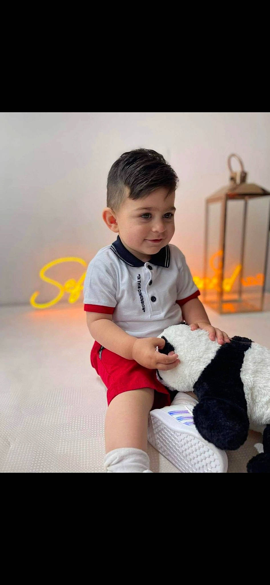 Miran Vural a rejoint le concours — aidez-le/la à gagner de superbes lots ! baby, baby_toddler_clothing, child, flash_photography, flooring, fun, happy, human_leg, knee, person, play, shorts, shoulder, sitting, sleeve, sneakers, sock, sportswear, t_shirt, thigh
