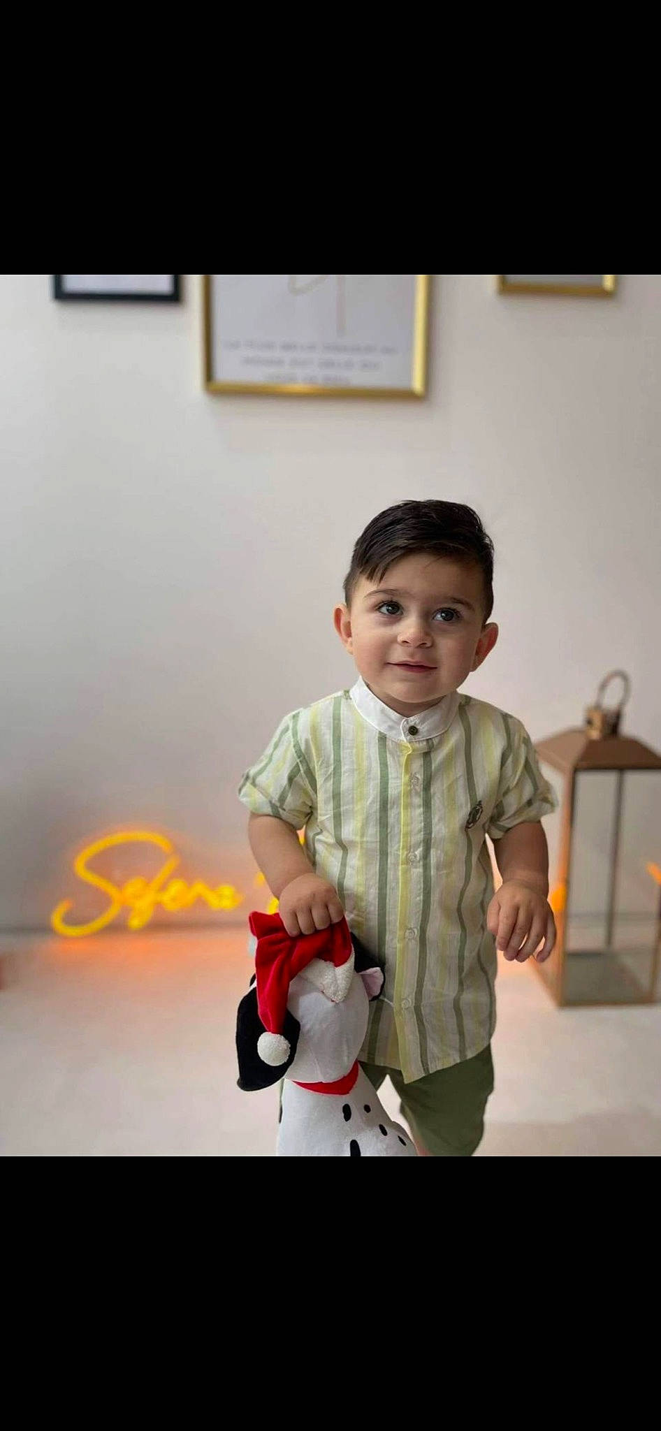 Miran Vural participe au concours pour gagner de l'argent avec cette photo : carmine, child, eyewear, floor, flooring, fun, happy, joint, joy, person, room, sitting, sleeve, smile, t_shirt, toddler, toy