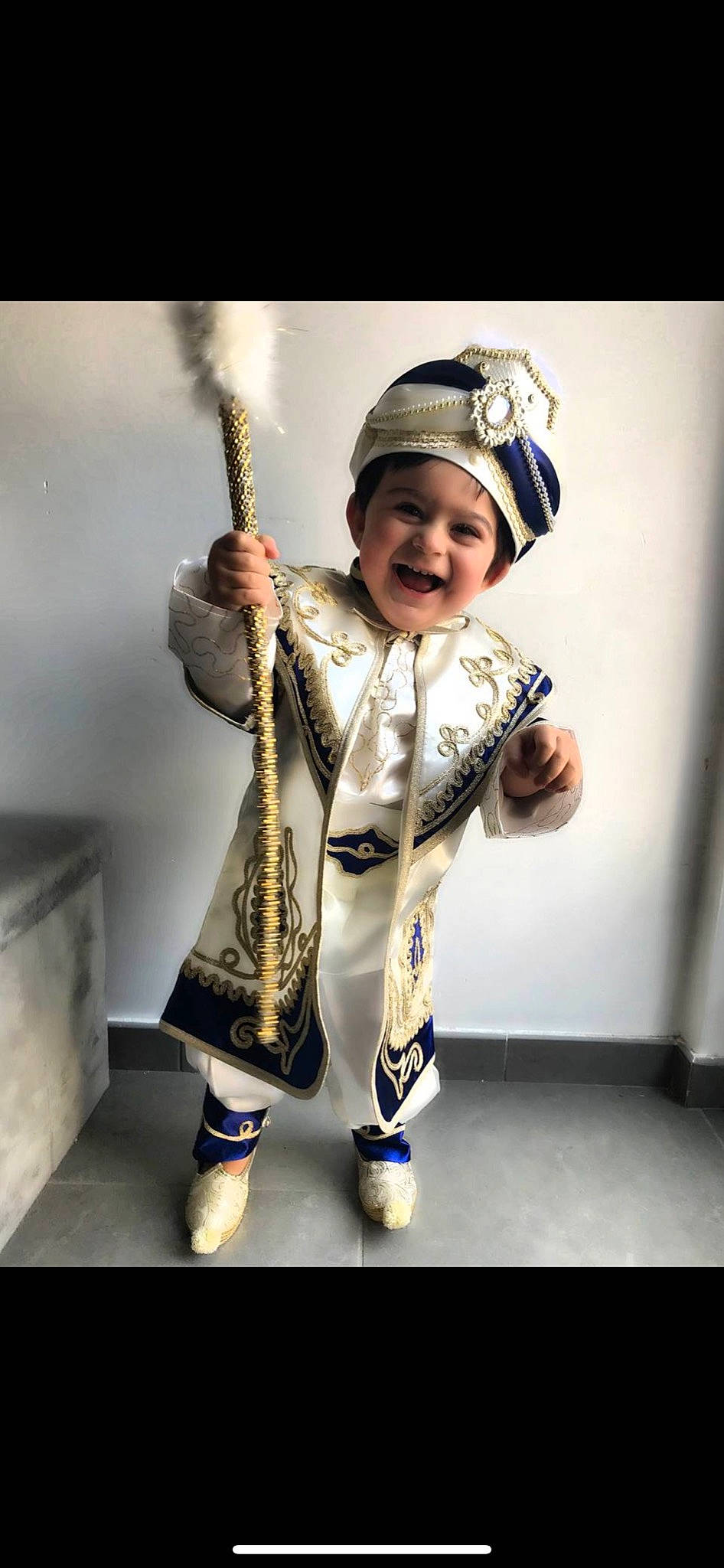 Miran Vural participe au concours pour gagner de l'argent avec cette photo : baby, child, cool, costume, eyewear, fashion_accessory, fashion_design, flash_photography, fun, fur, gesture, happy, hat, headwear, jewellery, joy, necklace, person, portrait_photography, sleeve