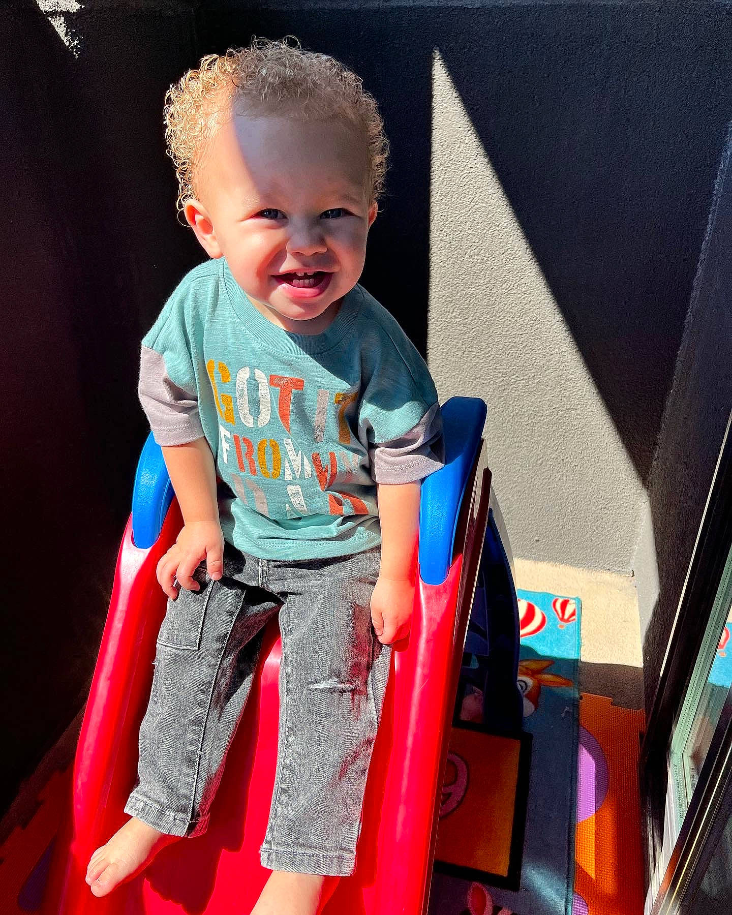 Koah is registered to the contest to win money with this photo: baby, baby_products, baby_toddler_clothing, child, cool, electric_blue, facial_expression, fun, hairstyle, happy, magenta, person, play, sitting, sleeve, smile, standing, t_shirt, toddler, vacation