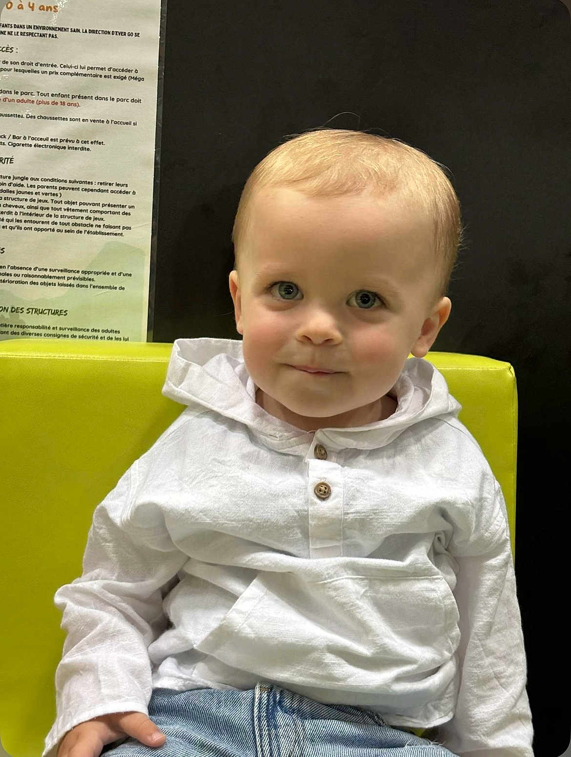 Loan participe au concours pour gagner de l'argent avec cette photo : toddler, child, smile, white_hoodie, jeans, yellow_chair, indoor, portrait, cute, baby, sitting, casual_clothing, blond_hair, young_child, face, person, young_kid, happy, seated, looking_at_camera