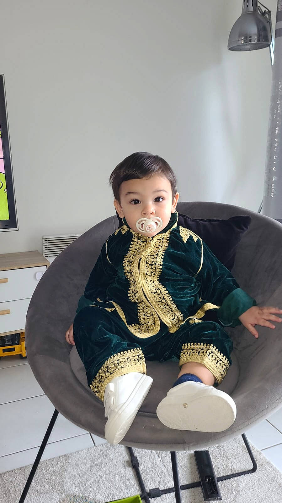 Taim a rejoint le concours — aidez-le/la à gagner de superbes lots ! baby, black_hair, boot, chair, comfort, couch, fashion_accessory, flooring, fur, human_leg, knee, lap, leg, pattern, person, personal_protective_equipment, sitting, sleeve, sock, surprise