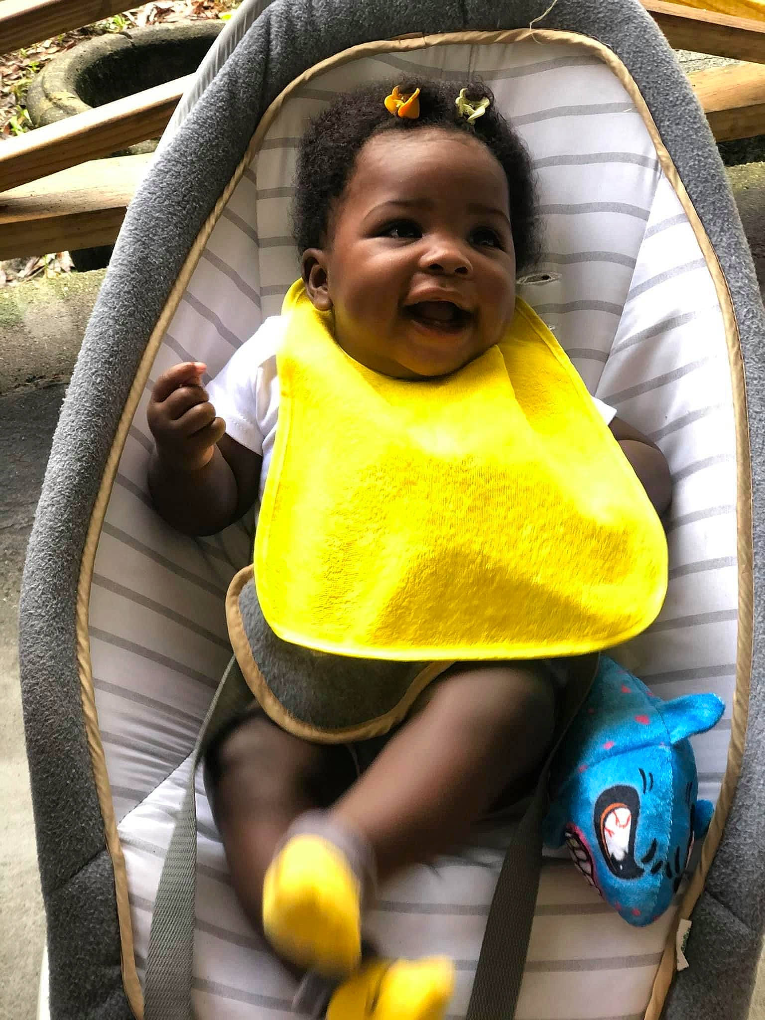 Majesty is registered to the contest to win money with this photo: auto_part, baby, baby_products, baby_safety, baby_toddler_clothing, car_seat, child, comfort, fun, happy, leisure, organ, person, product, recreation, sitting, smile, toddler, toy, white