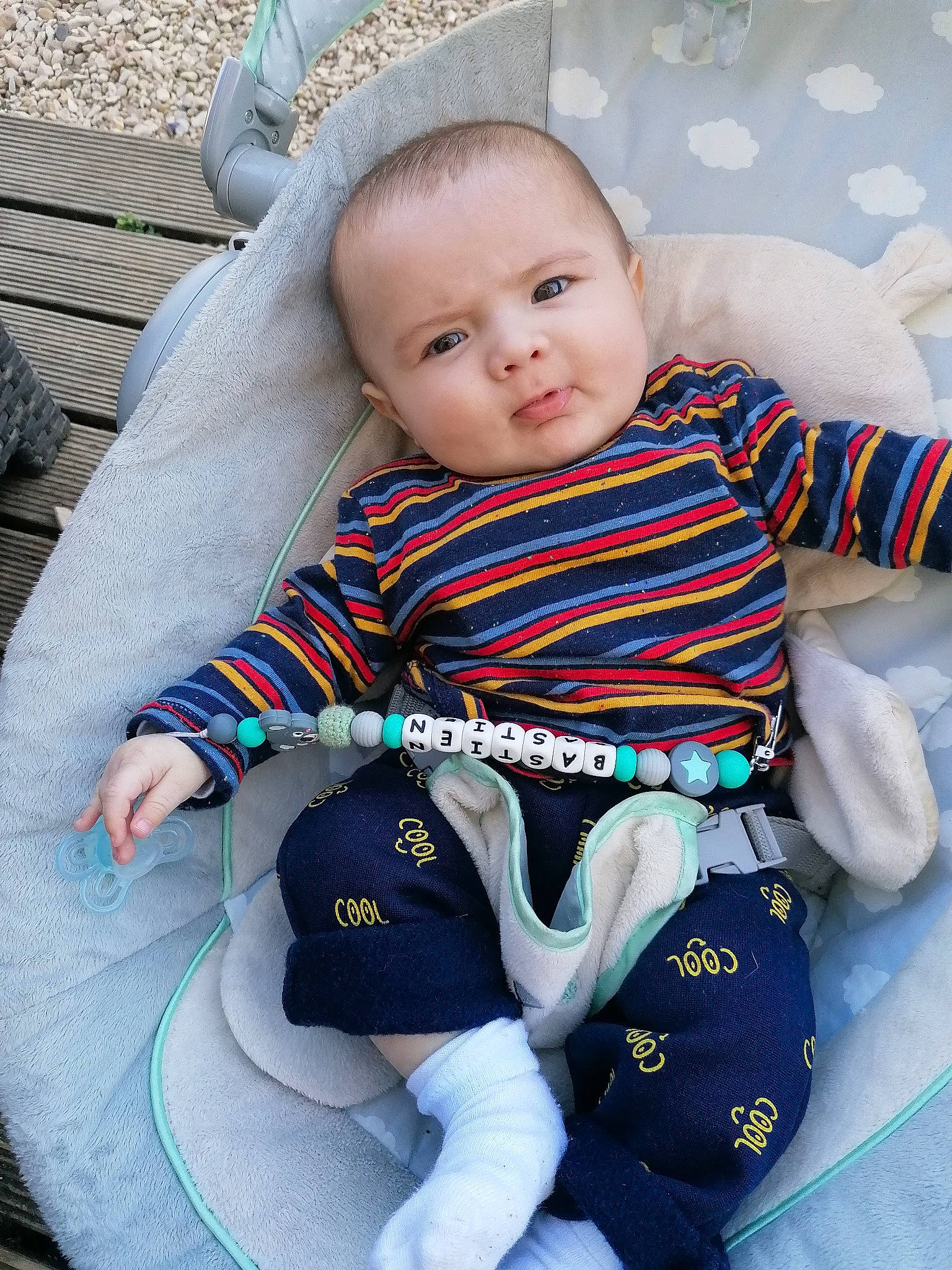 Bastien participe au concours pour gagner de l'argent avec cette photo : azure, baby, baby_toddler_clothing, cheek, child, comfort, eye, face, green, happy, head, organ, person, product, skin, sleeve, standing, t_shirt, textile, toddler