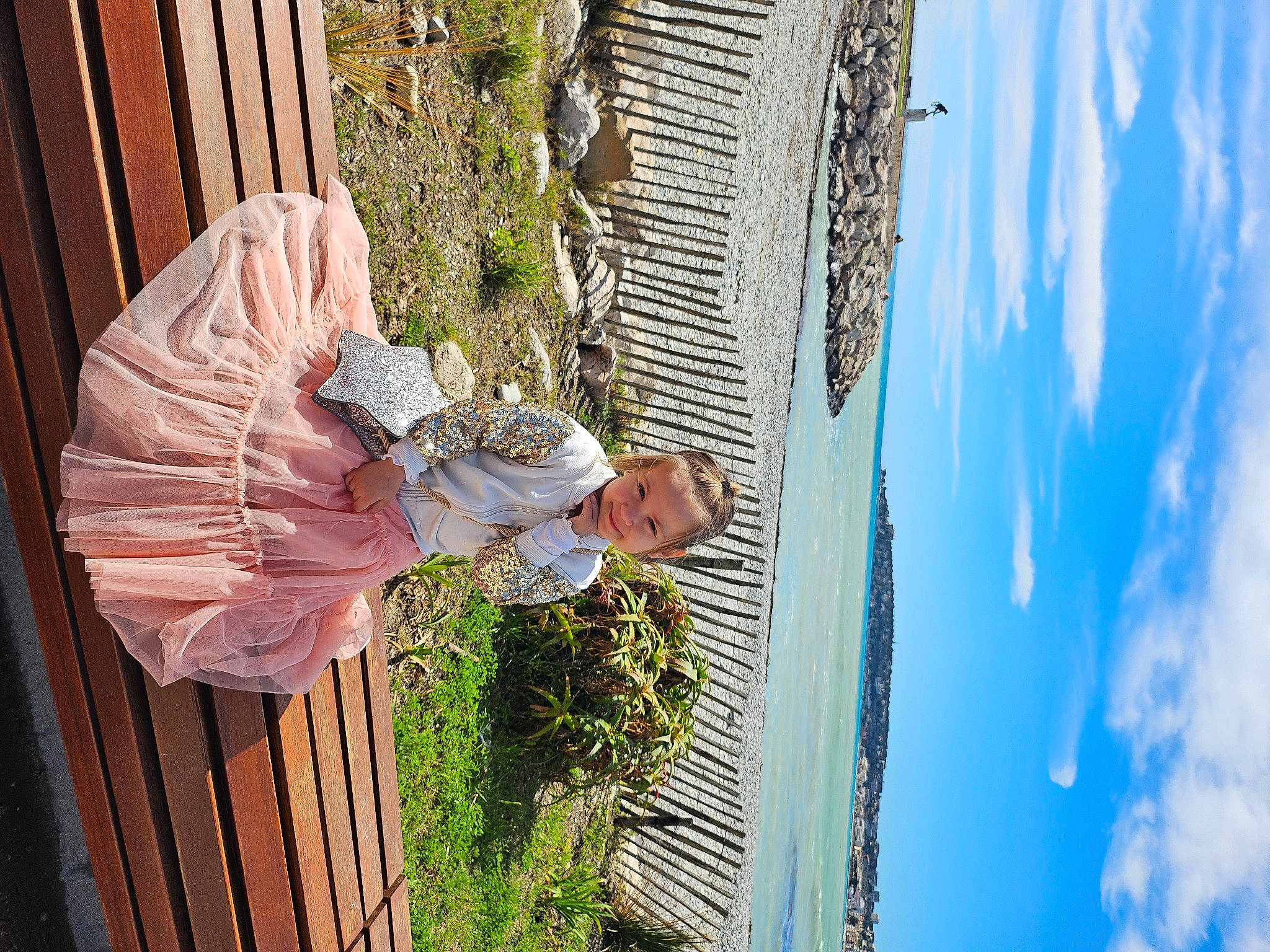 May-lee a rejoint le concours — aidez-le/la à gagner de superbes lots ! blue, building, cloud, daytime, electric_blue, facade, grass, happy, house, leisure, people_in_nature, person, plant, sky, tree, vacation, wood