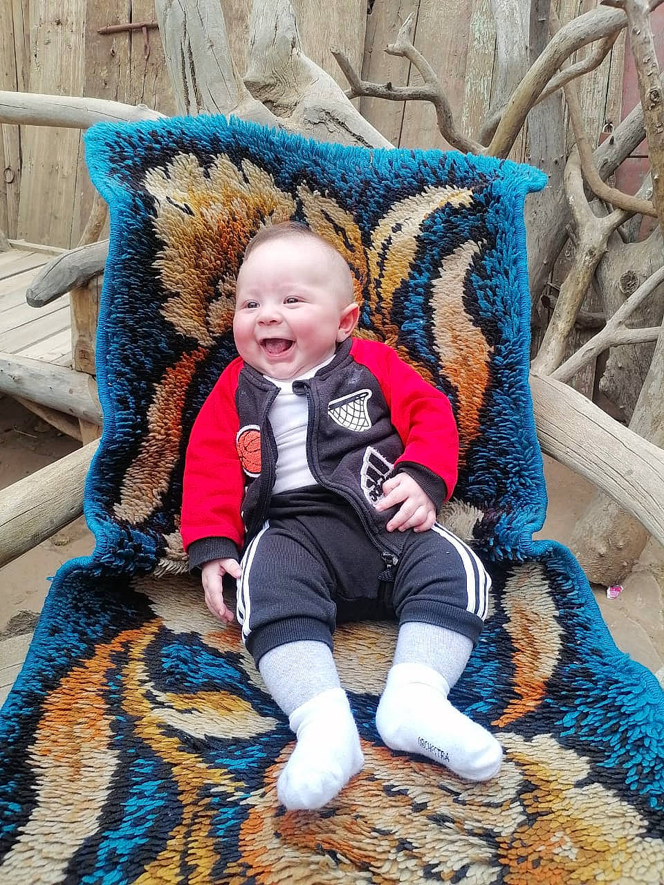 Nael participe au concours pour gagner de l'argent avec cette photo : baby, baby_toddler_clothing, blue, child, comfort, electric_blue, eye, fun, grass, happy, iris, leisure, linens, mammal, person, product, sitting, smile, toddler, winter