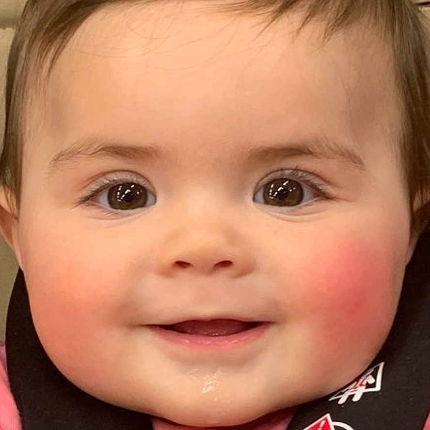 Inaya a rejoint le concours — aidez-le/la à gagner de superbes lots ! accessories, baby, belt, bodypart, clothing, cushion, face, happy, head, homedecor, lifejacket, mouth, person, photography, portrait, smile, strap, teeth, text, vest