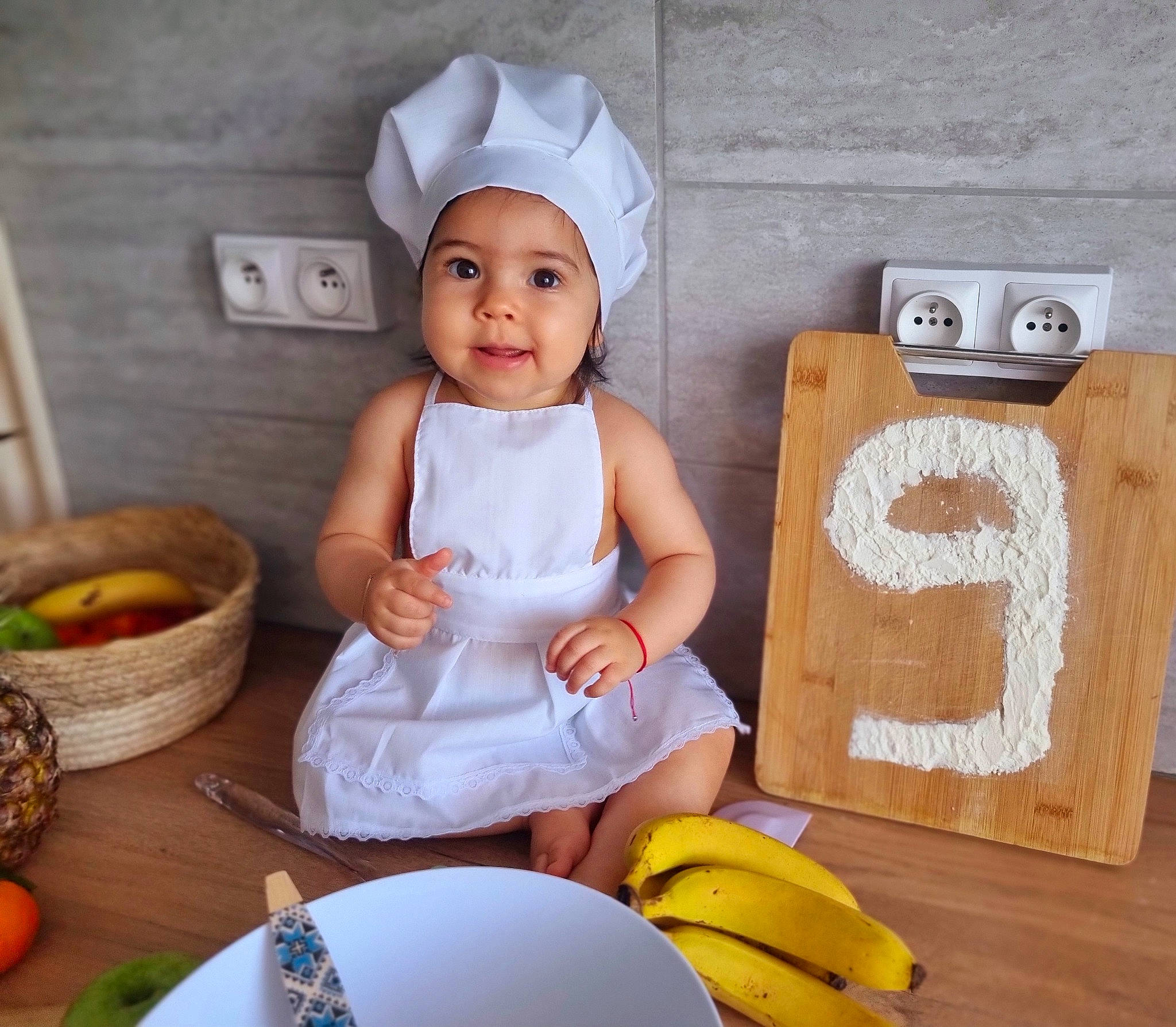 Sofia participe au concours pour gagner de l'argent avec cette photo : baby, baby_products, baby_toddler_clothing, balloon, basket, chair, child, dress, fashion_accessory, happy, hat, headwear, joy, person, plate, play, room, sitting, smile, tableware