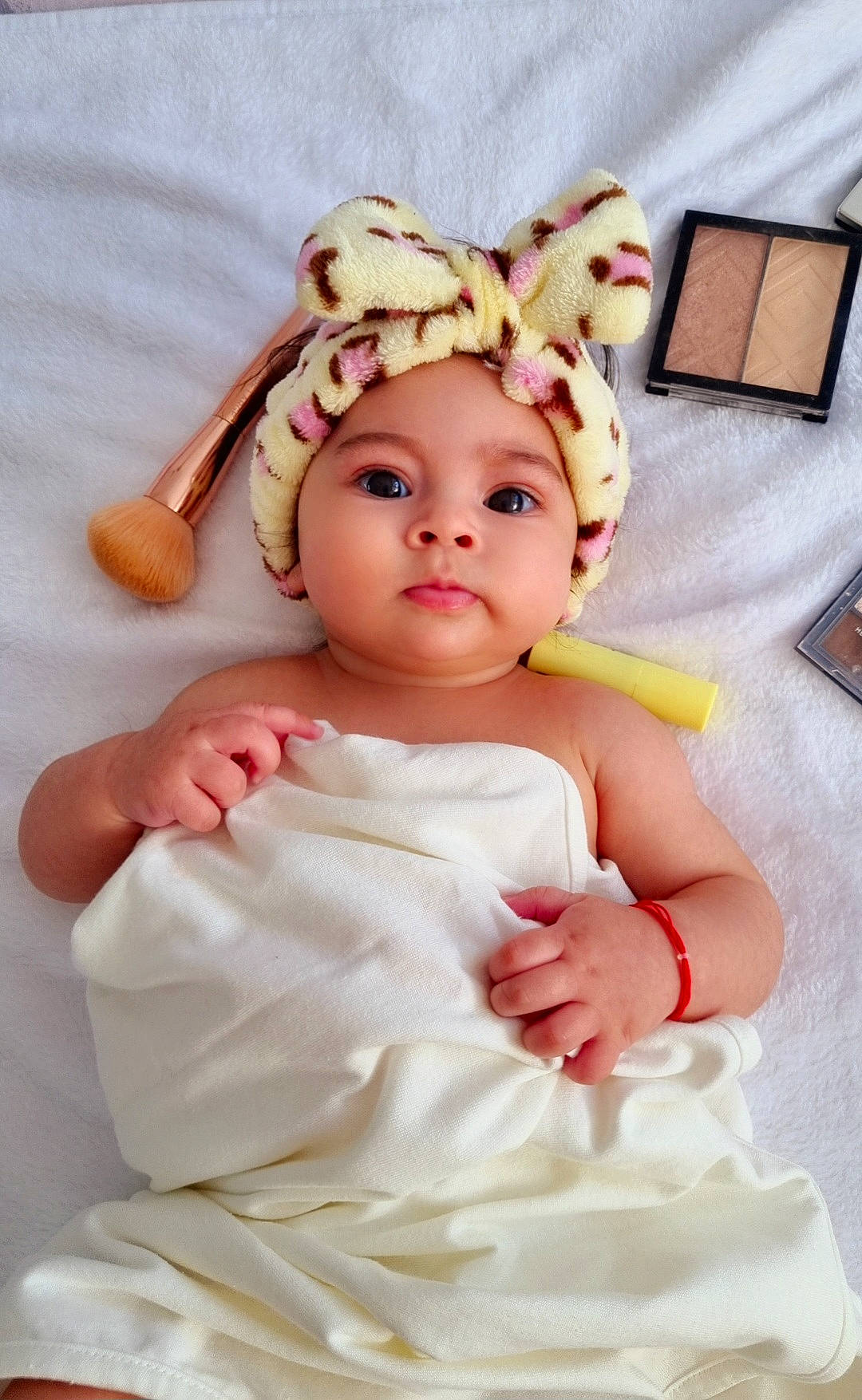 Sofia a rejoint le concours — aidez-le/la à gagner de superbes lots ! baby, baby_toddler_clothing, cap, costume, costume_hat, embellishment, event, eyelash, fashion_accessory, fur, hair_accessory, happy, headband, headpiece, headwear, jewellery, linens, peach, person, pink