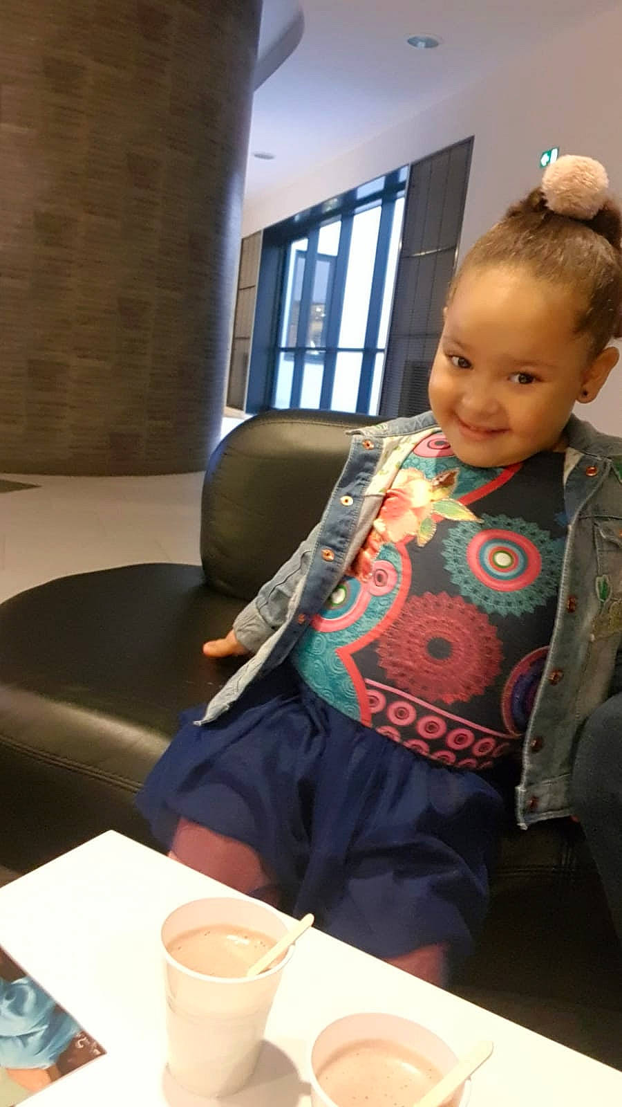 Garcia Nicolle a rejoint le concours — aidez-le/la à gagner de superbes lots ! baby, chair, child, comfort, cup, drink, drinkware, fashion_design, fun, happy, human_body, joy, people, person, room, serveware, sitting, smile, tableware, toddler