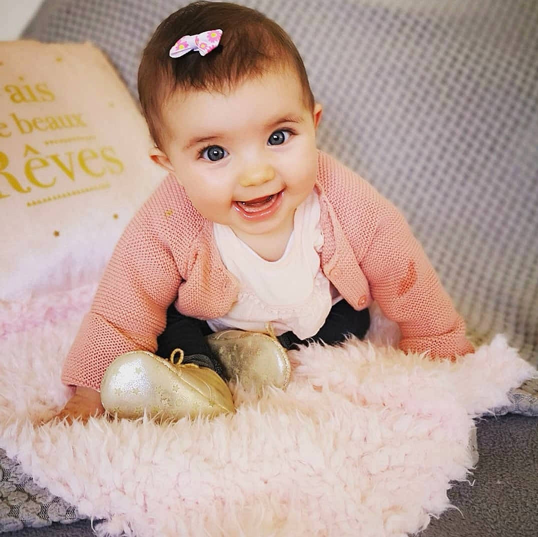 Lya participe au concours pour gagner de l'argent avec cette photo : baby, baby_products, baby_toddler_clothing, beauty, child, child_model, costume, dress, fashion_accessory, fur, happy, head, joy, outerwear, person, pink, product, skin, sleeve, smile