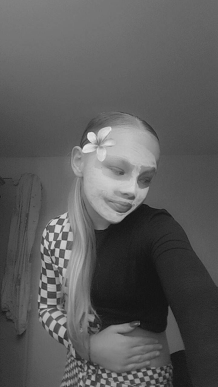 Bertille participe au concours pour gagner de l'argent avec cette photo : arm, black_and_white, chest, darkness, elbow, eyewear, flash_photography, gesture, grey, happy, jaw, laugh, monochrome, monochrome_photography, person, personal_protective_equipment, sitting, smile, style, t_shirt