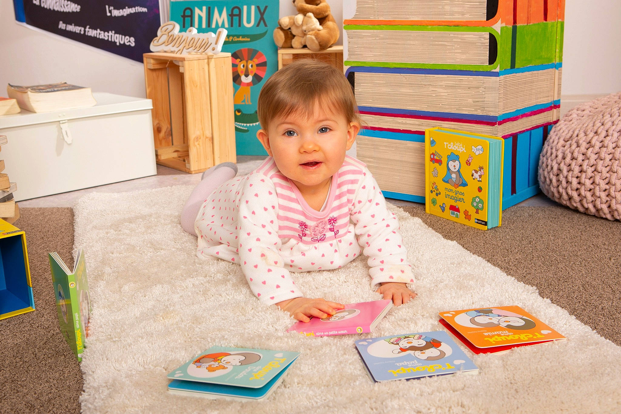 Yélenna a rejoint le concours — aidez-le/la à gagner de superbes lots ! baby, book, box, cabinetry, carton, chest_of_drawers, drawer, home_accessories, learning, person, play, shipping_box, varnish