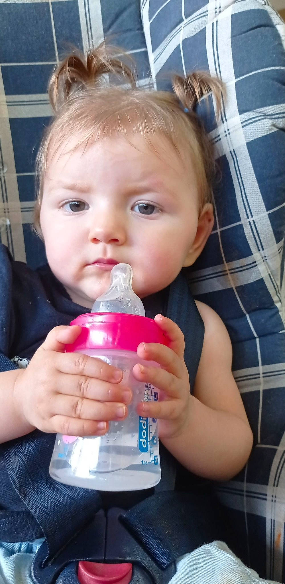 Mandy participe au concours pour gagner de l'argent avec cette photo : baby, baby_bottle, baby_toddler_clothing, bottle, cheek, child, drinkware, eyelash, finger, hairstyle, hand, happy, lip, nose, person, pink, plaid, plastic_bottle, skin, tartan