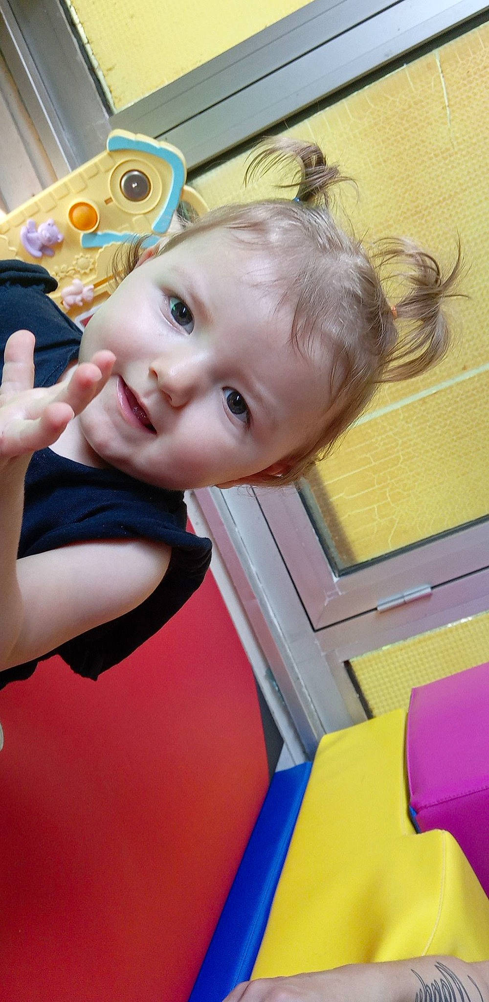 Mandy a rejoint le concours — aidez-le/la à gagner de superbes lots ! cheek, chin, ear, eye, eyebrow, eyelash, finger, fun, hair, happy, iris, joy, lip, mouth, neck, nose, organ, person, skin, smile