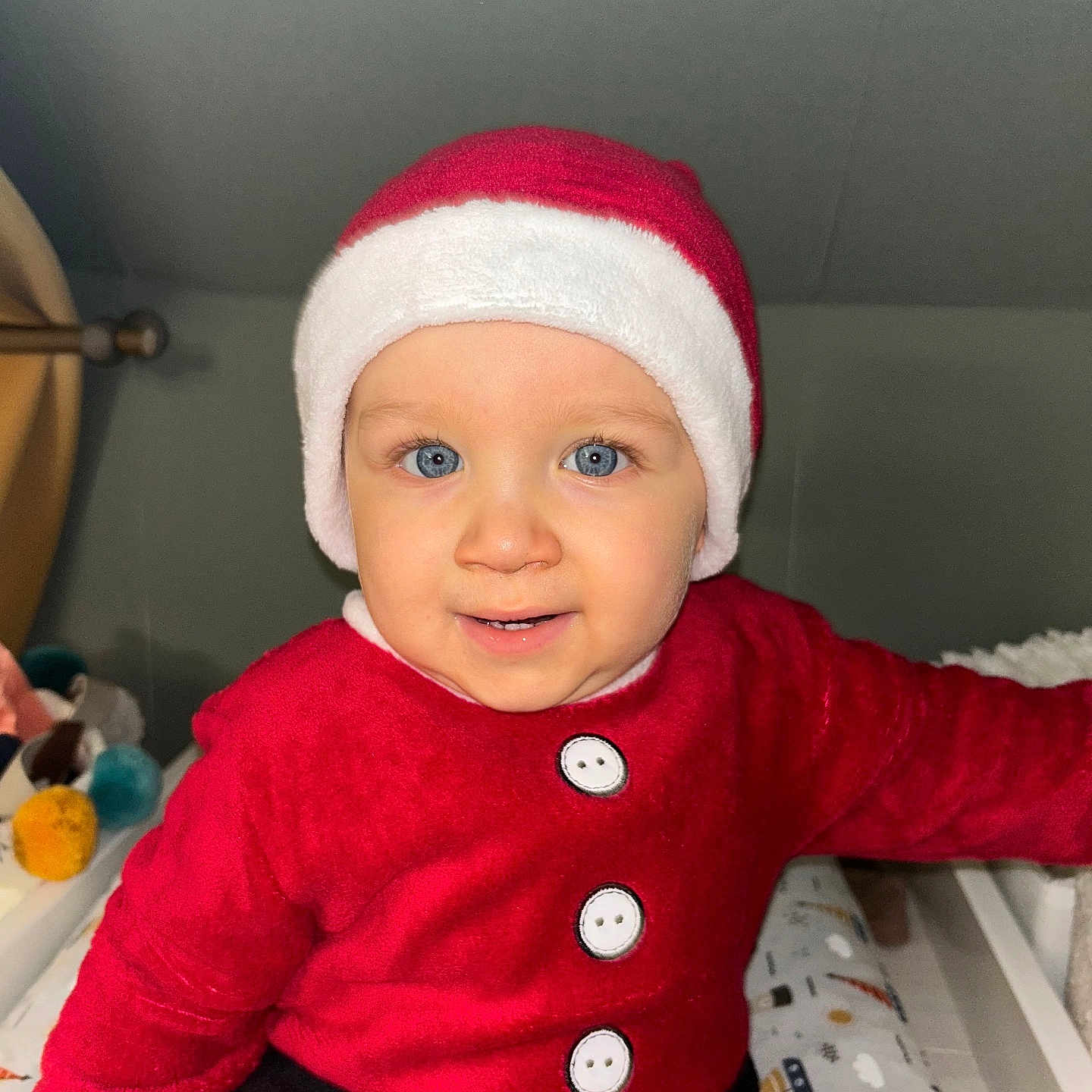 Gabin a rejoint le concours — aidez-le/la à gagner de superbes lots ! accessories, baby, beanie, cap, clothing, coat, crib, face, furniture, glove, hat, head, indoors, infantbed, jacket, knitwear, person, photography, portrait, sweater