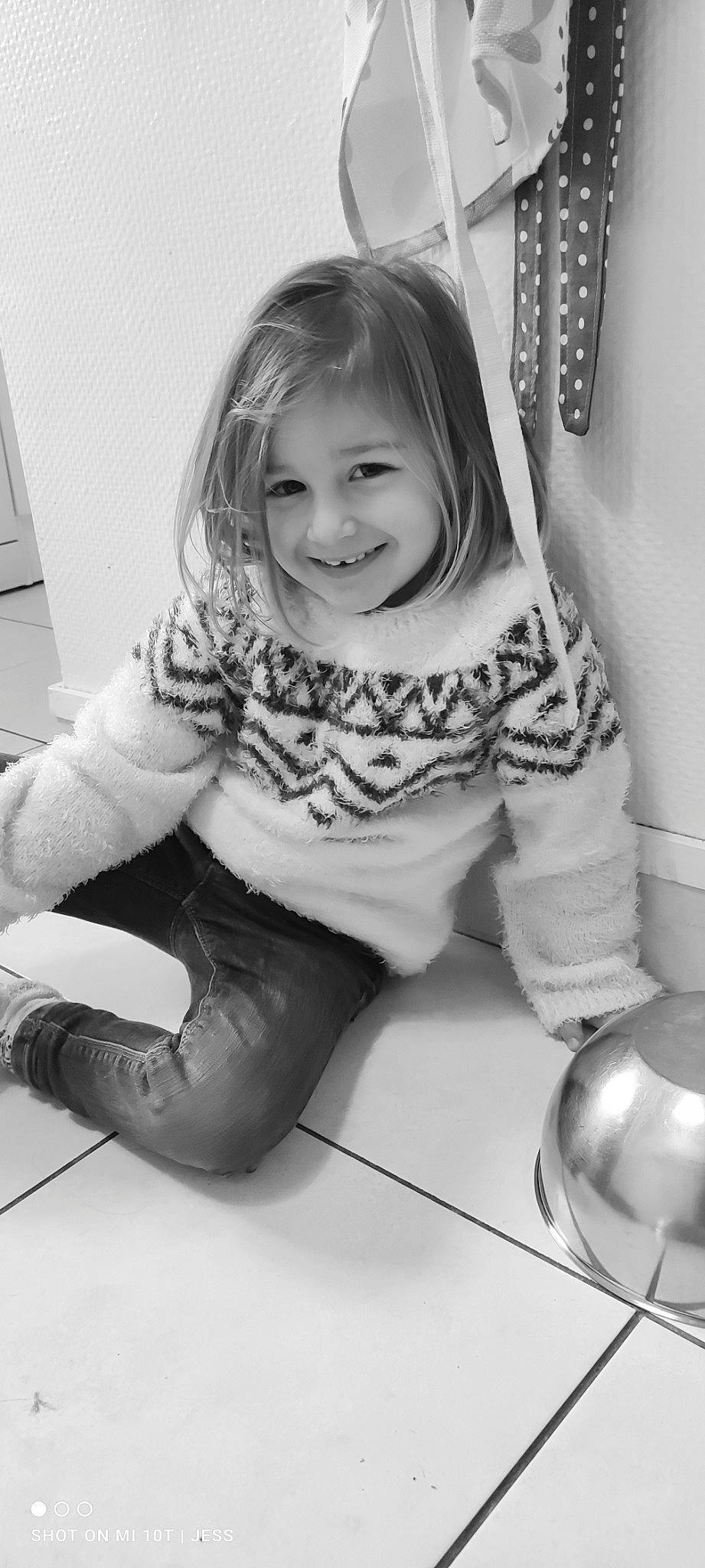 Calie a rejoint le concours — aidez-le/la à gagner de superbes lots ! black, black_and_white, child, comfort, flooring, fun, gesture, hair, happy, human_body, human_leg, joy, knee, mammal, monochrome, monochrome_photography, person, smile, snapshot, style