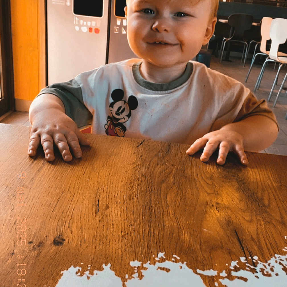 Kellian a rejoint le concours — aidez-le/la à gagner de superbes lots ! baby, bodypart, diningtable, face, finger, furniture, hand, happy, hardwood, head, indoors, interiordesign, person, photography, plywood, portrait, stainedwood, table, tabletop, wood