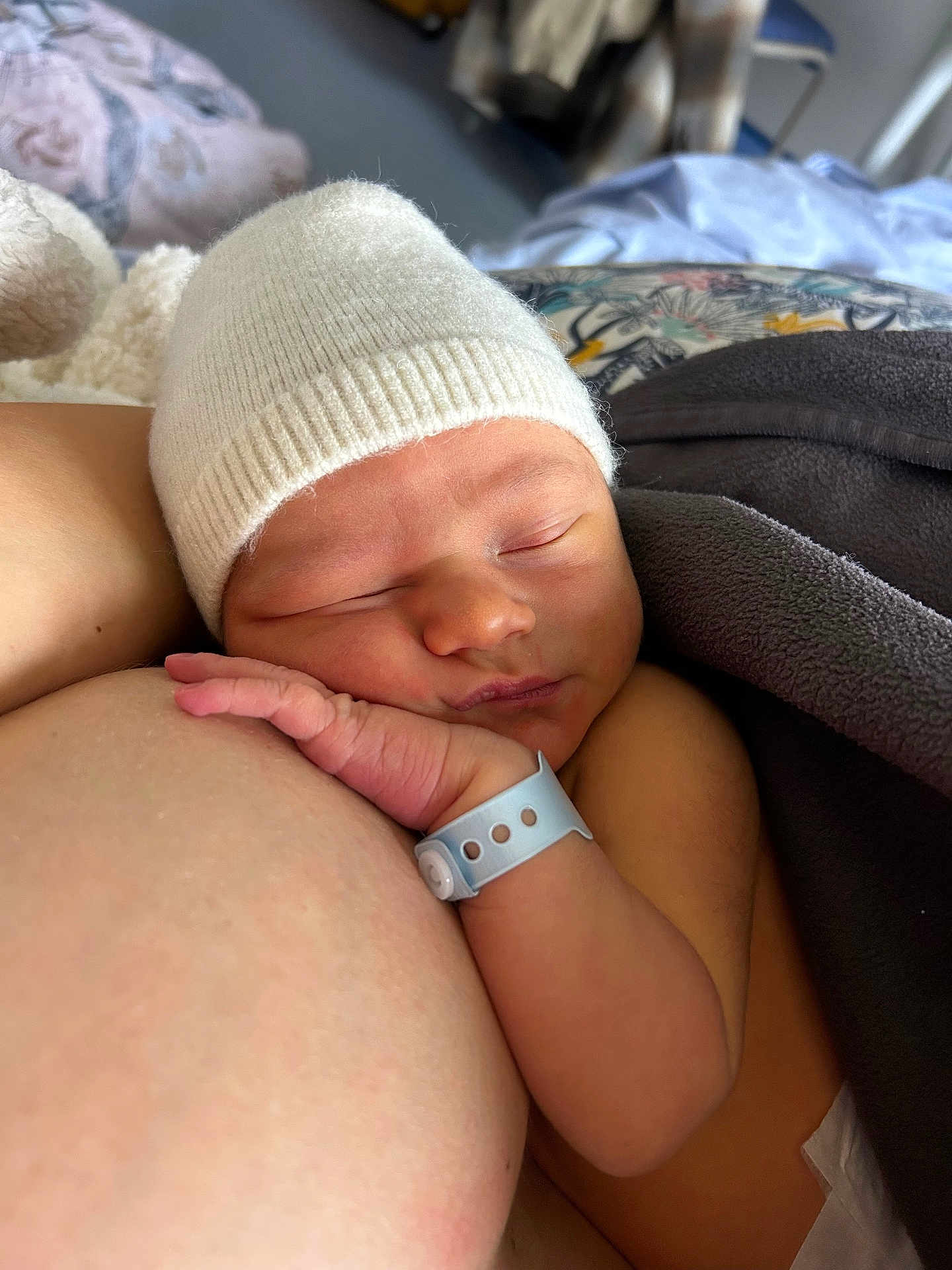 Naël a rejoint le concours — aidez-le/la à gagner de superbes lots ! newborn, baby, sleeping, knit_hat, hat, wristband, hospital_bracelet, blanket, bedding, bed, skin, hand, arm, close_up, infant, peaceful, resting, parental_bond, postpartum, indoor
