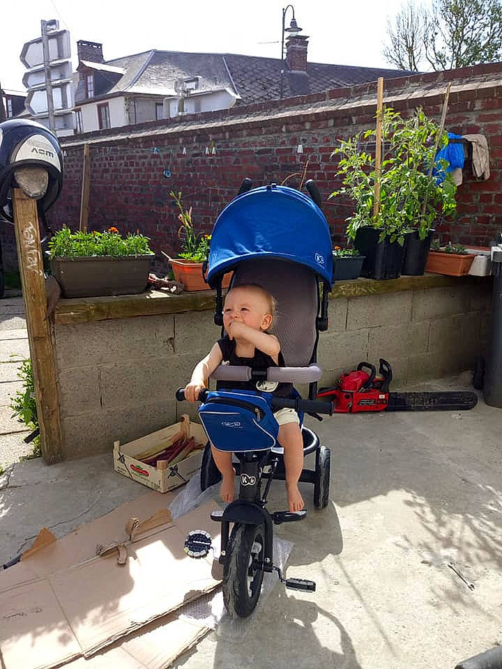 Nathanaël a rejoint le concours — aidez-le/la à gagner de superbes lots ! bicycle, bicycle_accessory, child, cycling, headgear, helmet, joy, land_vehicle, mountain_bike, person, personal_protective_equipment, product, recreation, sports_equipment, tree, vacation, vehicle