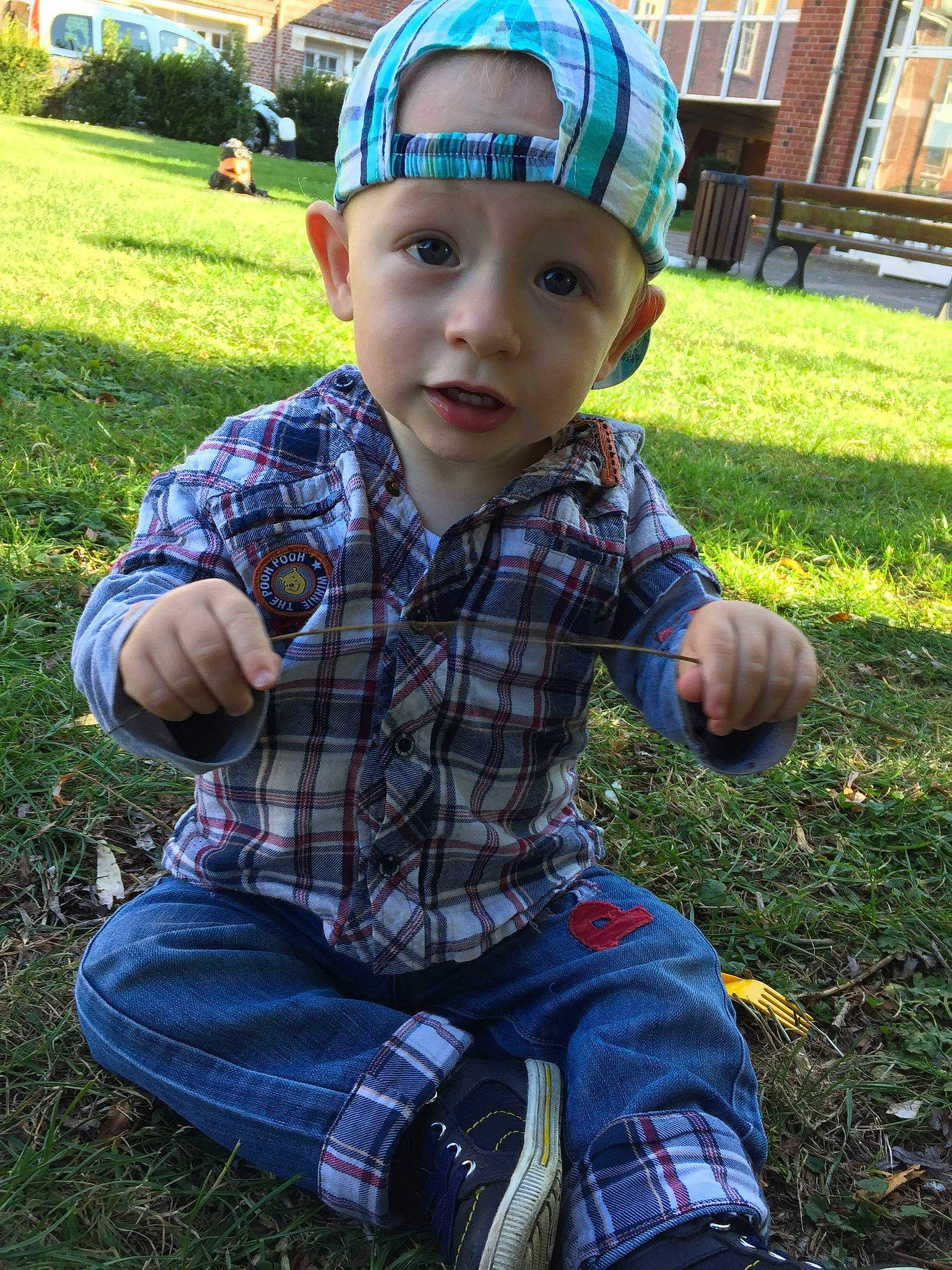 Nathanaël a rejoint le concours — aidez-le/la à gagner de superbes lots ! baby, child, cool, grass, headgear, headwear, leaf, pattern, person, plaid, plant, play, sitting, toddler, tree
