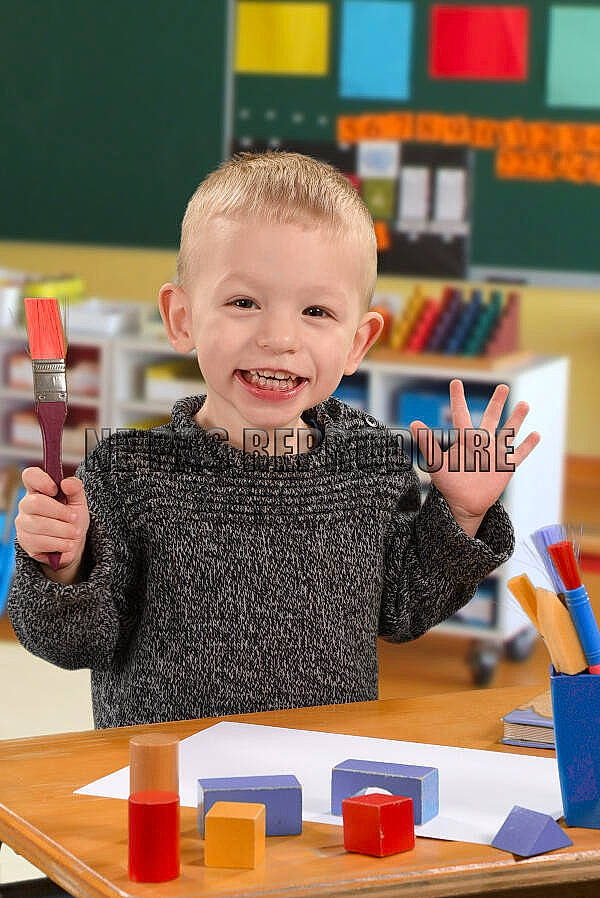 Nathanaël a rejoint le concours — aidez-le/la à gagner de superbes lots ! blackboard, child, classroom, education, joy, kindergarten, learning, person, play, room, school, student, teacher, toddler