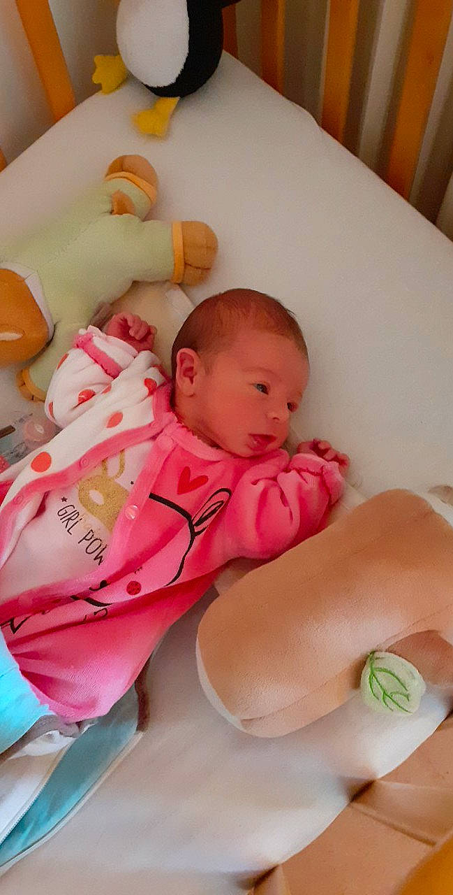 Léann participe au concours pour gagner de l'argent avec cette photo : baby, baby_products, baby_safety, baby_toddler_clothing, child, infant_bed, person, product, skin, toddler