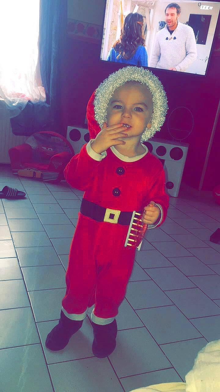 Serge participe au concours pour gagner de l'argent avec cette photo : child, cool, costume, day, fun, girl, happiness, infant, magenta, person, pink, play, product, purple, red, skin, smile, standing, textile, toddler