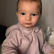 Isao a rejoint le concours — aidez-le/la à gagner de superbes lots ! baby, child, cozy, curious, cute, expression, face, hair, hand, hoodie, indoor, long_sleeve, person, pink_clothing, portrait, sitting, skin, soft_lighting, toddler, young_child