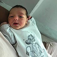 Mylan a rejoint le concours — aidez-le/la à gagner de superbes lots ! baby, baby_garment, cartoon_lion, child, clothing, curious, cute, indoors, infant, little_prince, lying_down, newborn, person, portrait, relaxed, resting, sleepy, soft_surface, white_outfit, young