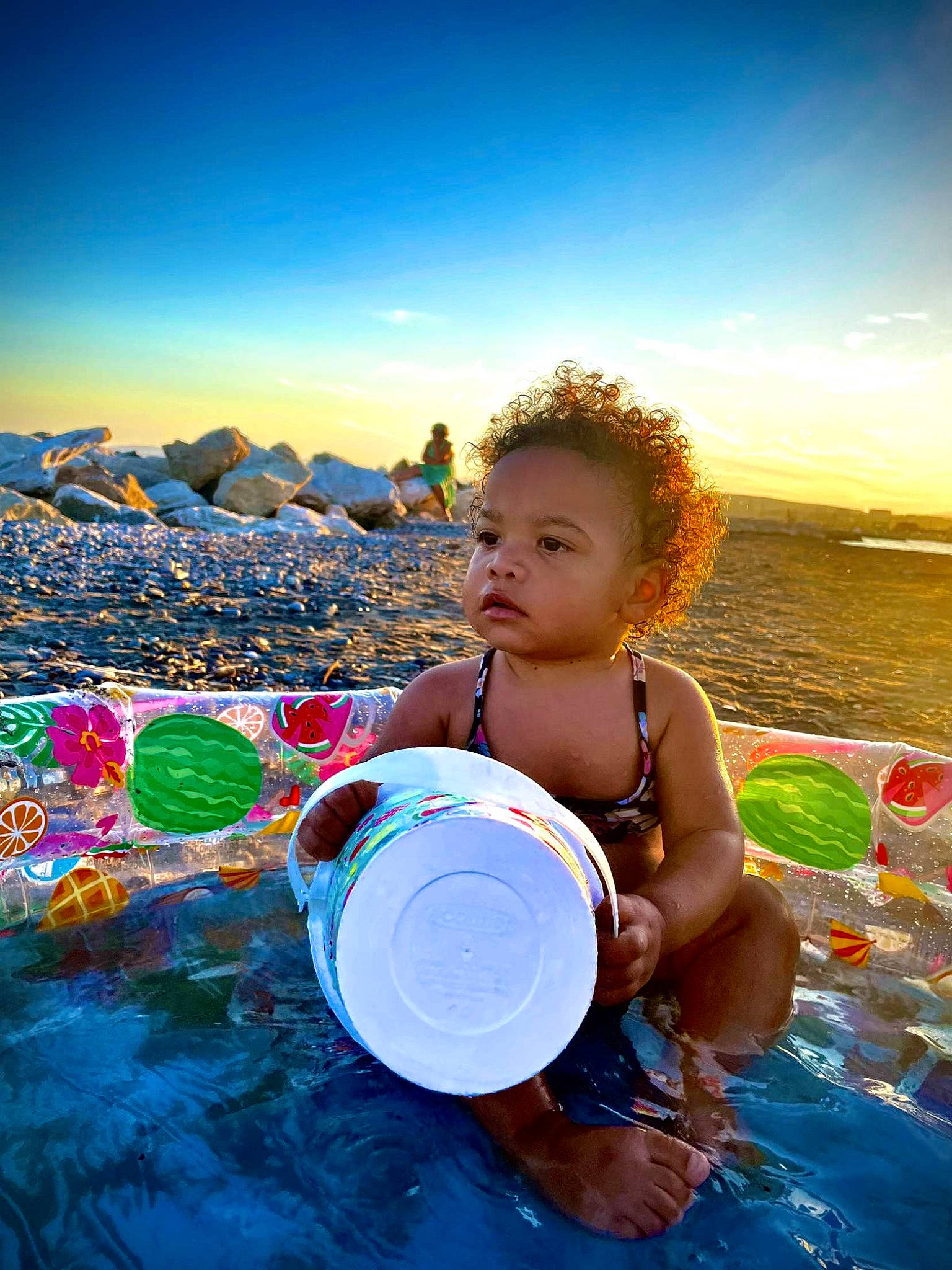 Lahna a rejoint le concours — aidez-le/la à gagner de superbes lots ! azure, baby, beauty, child, cloud, flash_photography, fun, happy, lake, landscape, leisure, morning, people_in_nature, people_on_beach, person, recreation, sky, sunlight, toddler, travel