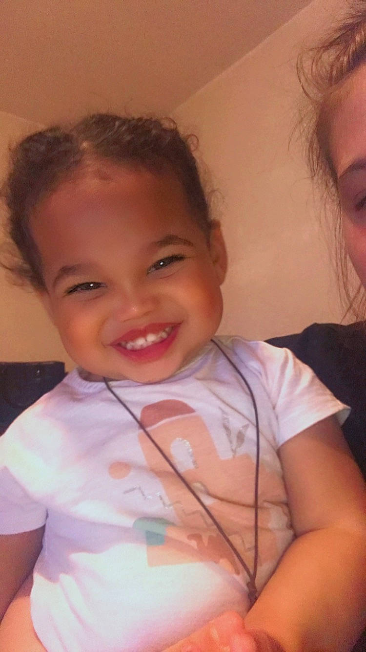 Lahna a rejoint le concours — aidez-le/la à gagner de superbes lots ! arm, cheek, eye, eyebrow, eyelash, face, facial_expression, forehead, hair, happy, head, jaw, joy, lip, mouth, neck, nose, organ, person, skin