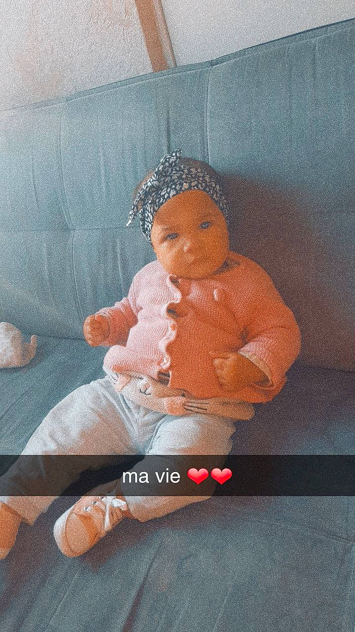 Lahna a rejoint le concours — aidez-le/la à gagner de superbes lots ! art, baby, baby_products, baby_sleeping, baby_toddler_clothing, child, comfort, couch, face, foot, human_body, lap, linens, orange, person, room, sitting, skin, teddy_bear, thumb