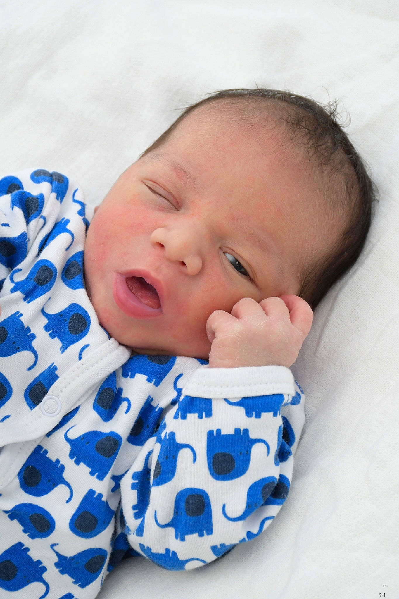 Warren a rejoint le concours — aidez-le/la à gagner de superbes lots ! baby, baby_sleeping, baby_toddler_clothing, cheek, child, collar, comfort, electric_blue, happy, linens, pattern, person, portrait_photography, sleeve, toddler