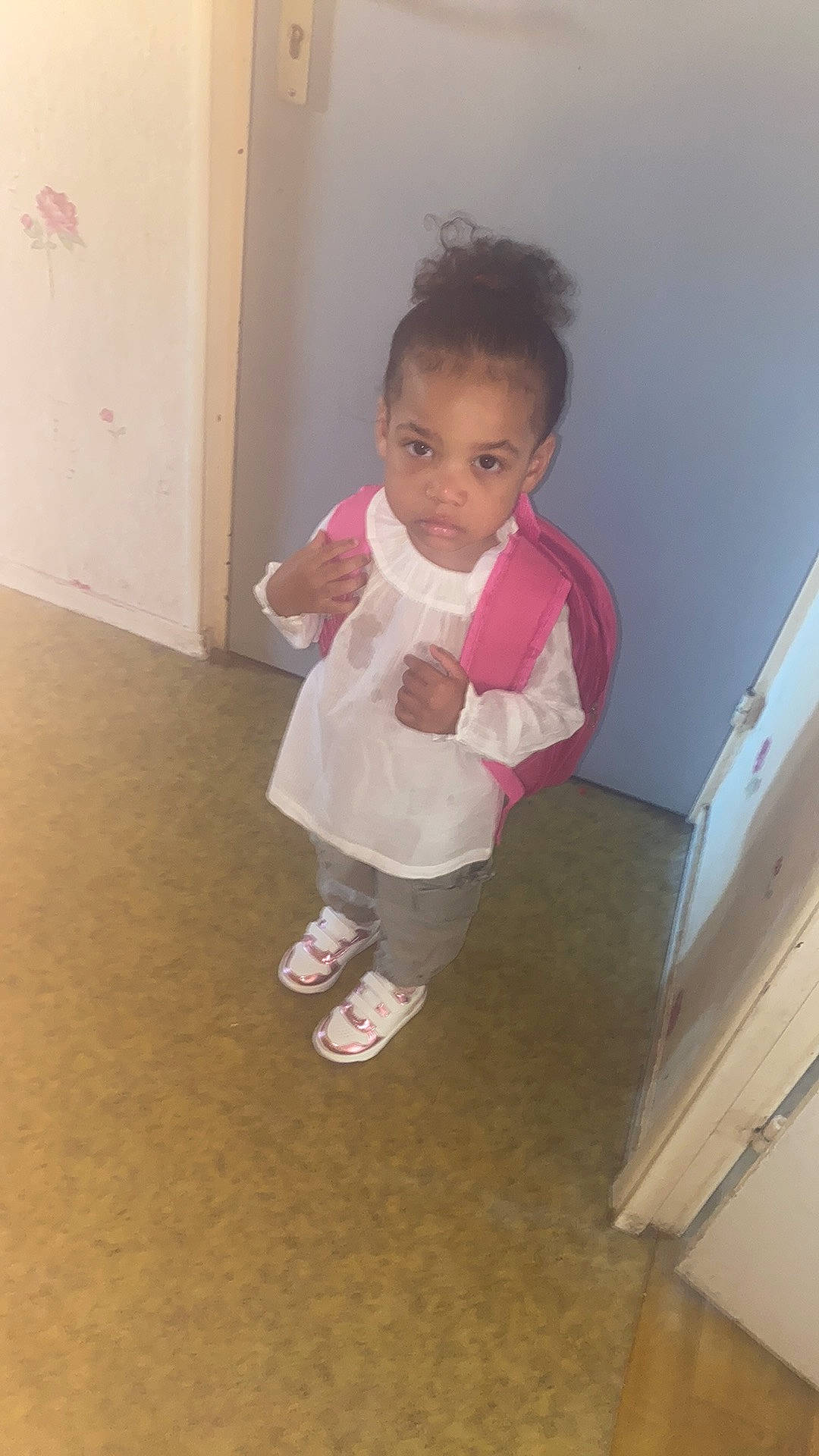 Assia a rejoint le concours — aidez-le/la à gagner de superbes lots ! baby, baby_toddler_clothing, child, door, elbow, floor, flooring, fun, happy, hardwood, human_leg, knee, magenta, person, room, sitting, sleeve, sock, thumb, toddler