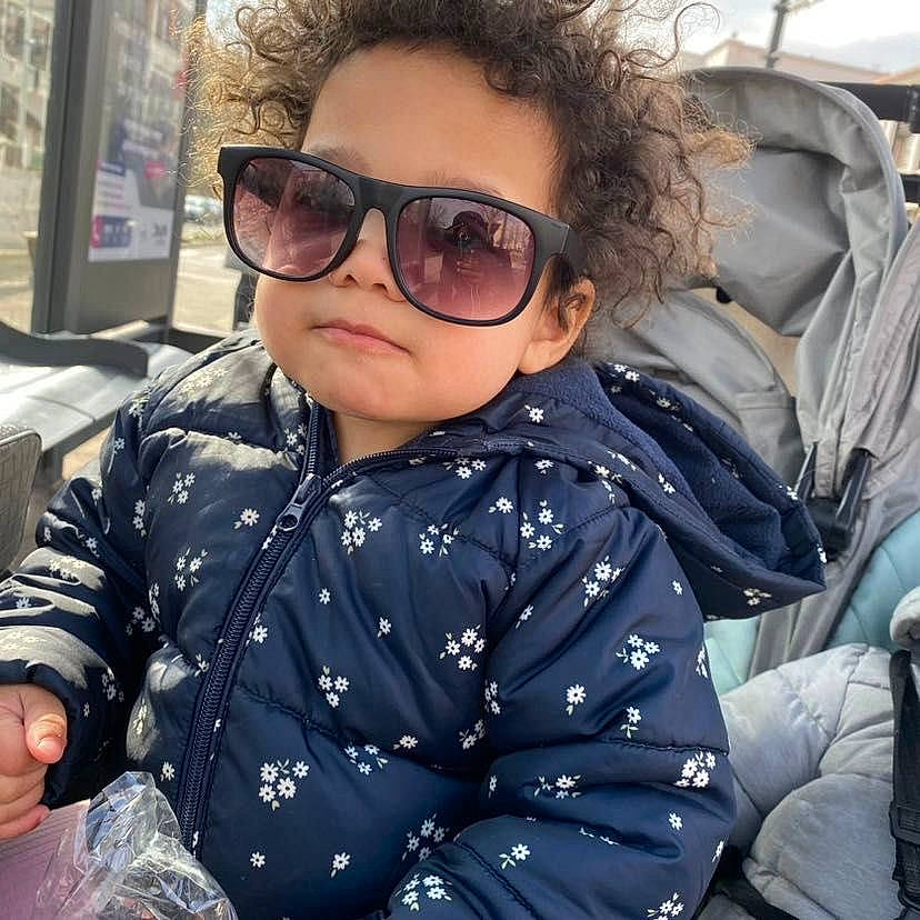 Assia participe au concours pour gagner de l'argent avec cette photo : black_hair, cool, eyewear, fun, glasses, goggles, hairstyle, happy, lip, mouth, outerwear, person, personal_protective_equipment, selfie, sitting, sleeve, snapshot, sunglasses, toddler, travel