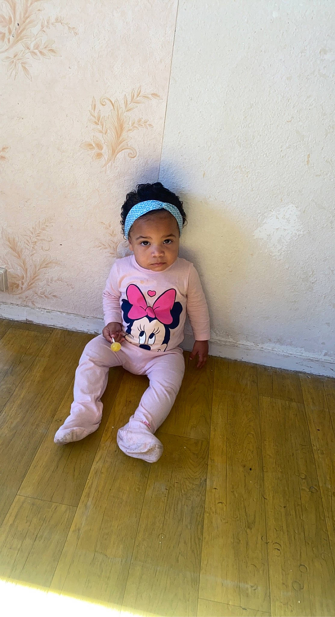 Assia participe au concours pour gagner de l'argent avec cette photo : baby, baby_toddler_clothing, child, floor, flooring, foot, happy, hardwood, human_leg, knee, laminate_flooring, magenta, person, sleeve, sock, t_shirt, thigh, toddler, waist, wood