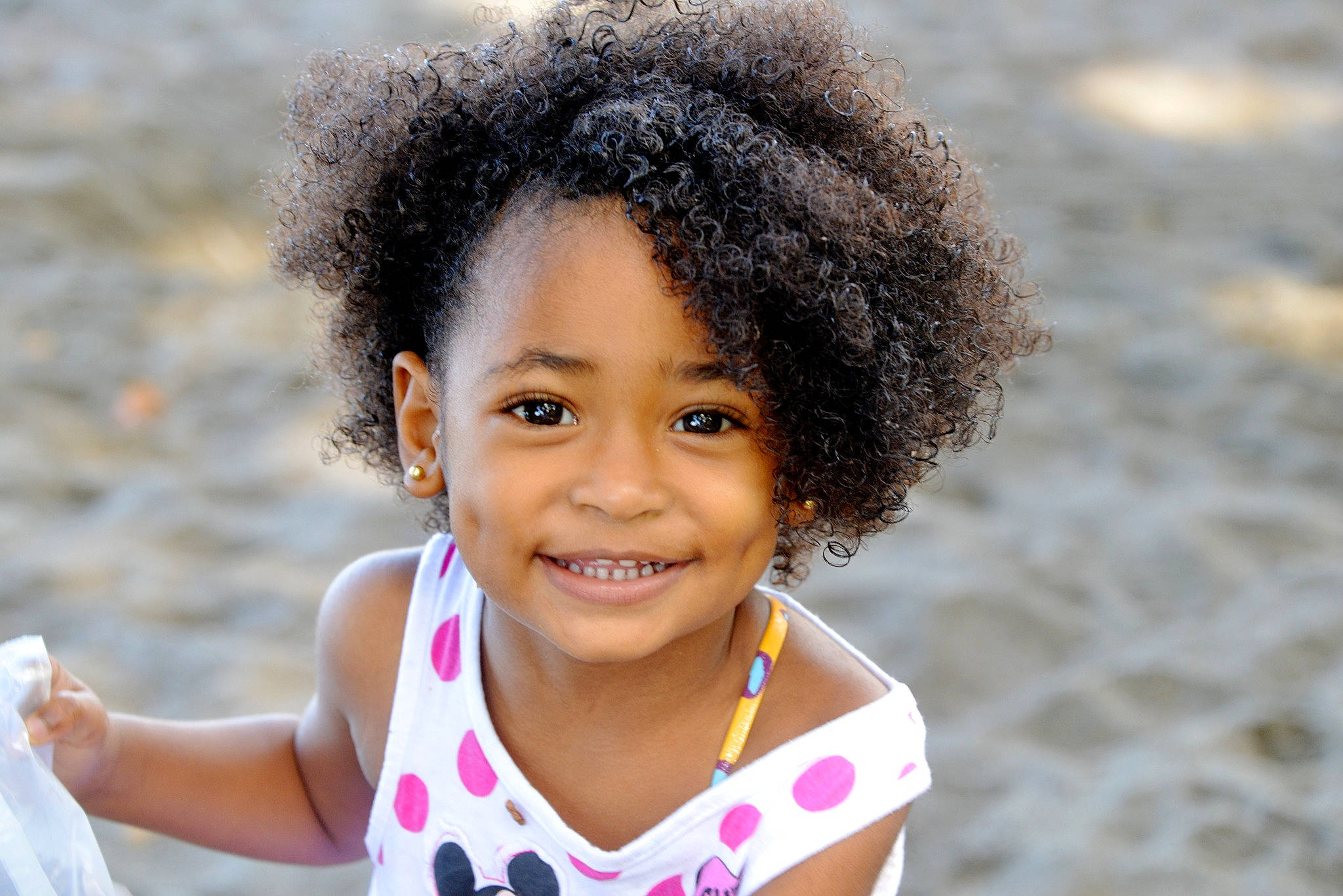 Nora a rejoint le concours — aidez-le/la à gagner de superbes lots ! afro, black_hair, child, event, face, fashion_accessory, flash_photography, fun, happy, head, jheri_curl, joy, leisure, lip, nose, person, portrait_photography, skin, smile, street_fashion