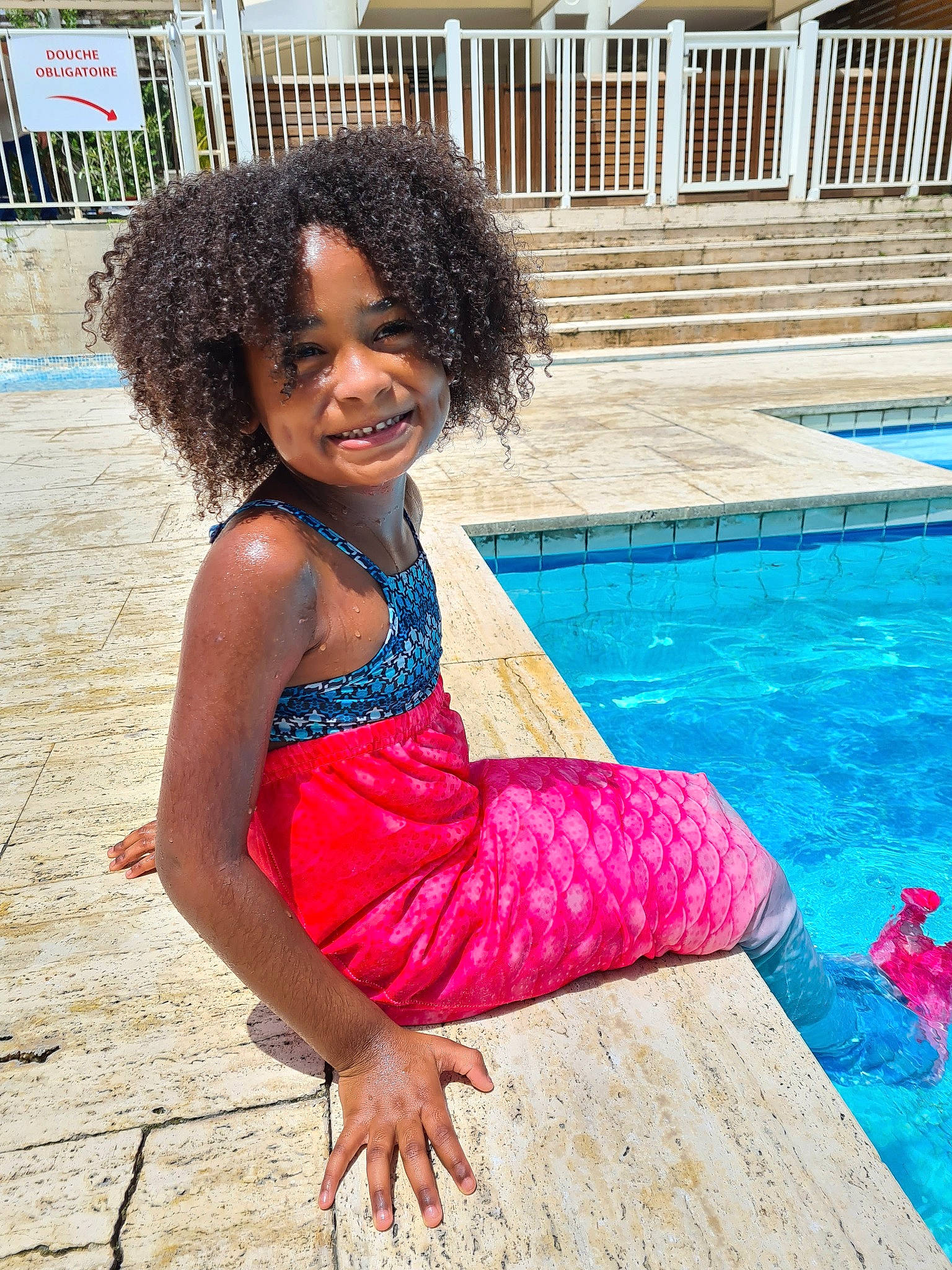 Nora participe au concours pour gagner de l'argent avec cette photo : azure, barefoot, black_hair, body_of_water, child, electric_blue, flooring, foot, fun, happy, human_leg, joy, leisure, people_in_nature, person, smile, street_fashion, summer, swimming_pool, thigh