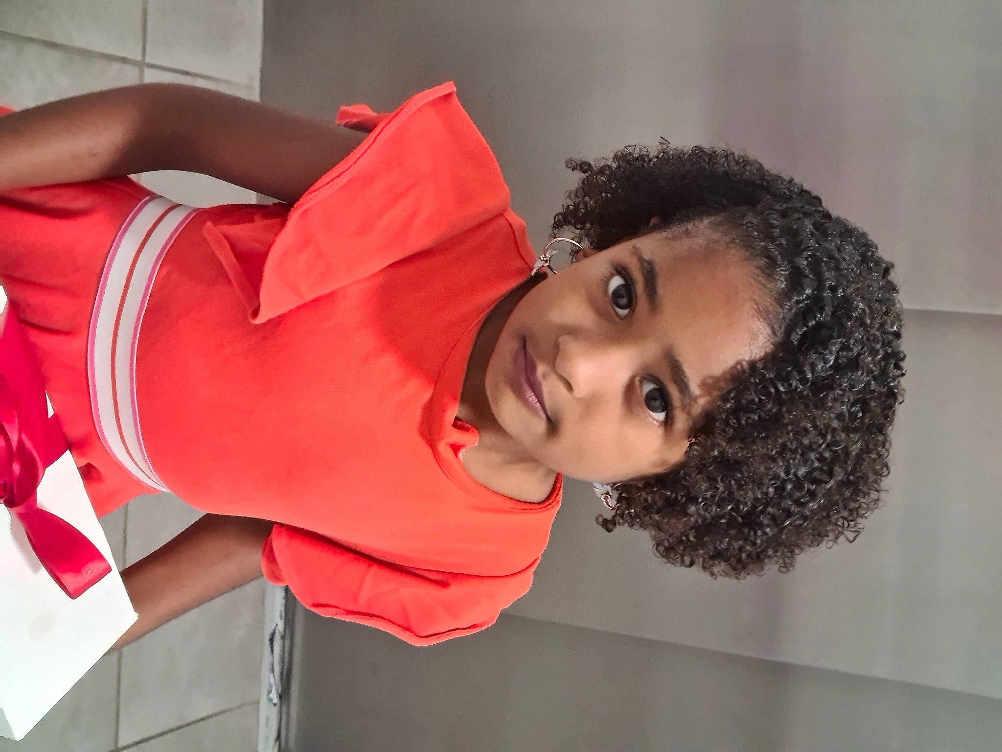 Nora participe au concours pour gagner de l'argent avec cette photo : black_hair, carmine, chest, child, costume, elbow, fashion_design, human_leg, jheri_curl, joint, joy, knee, lip, mouth, neck, person, room, shoulder, sleeve, thigh