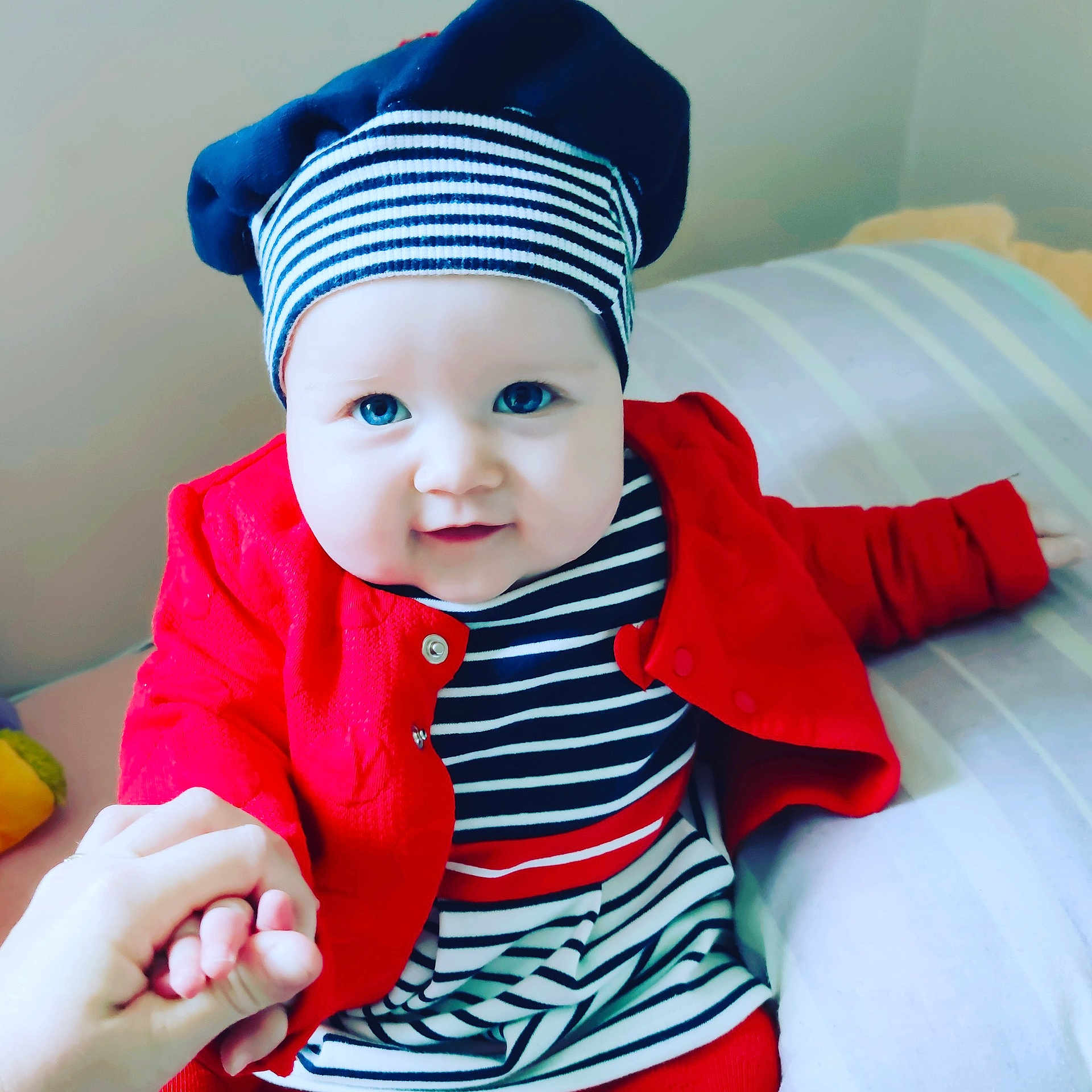 Molly participe au concours pour gagner de l'argent avec cette photo : baby, baby_toddler_clothing, beanie, cap, child, clothing, headgear, knit_cap, outerwear, toddler