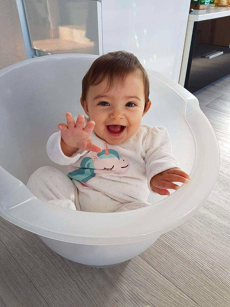Anaïs a rejoint le concours — aidez-le/la à gagner de superbes lots ! baby, baby_toddler_clothing, bathing, chair, cheek, child, circle, comfort, dishware, facial_expression, flooring, fun, happy, joy, person, plumbing_fixture, product, sitting, skin, sleeve