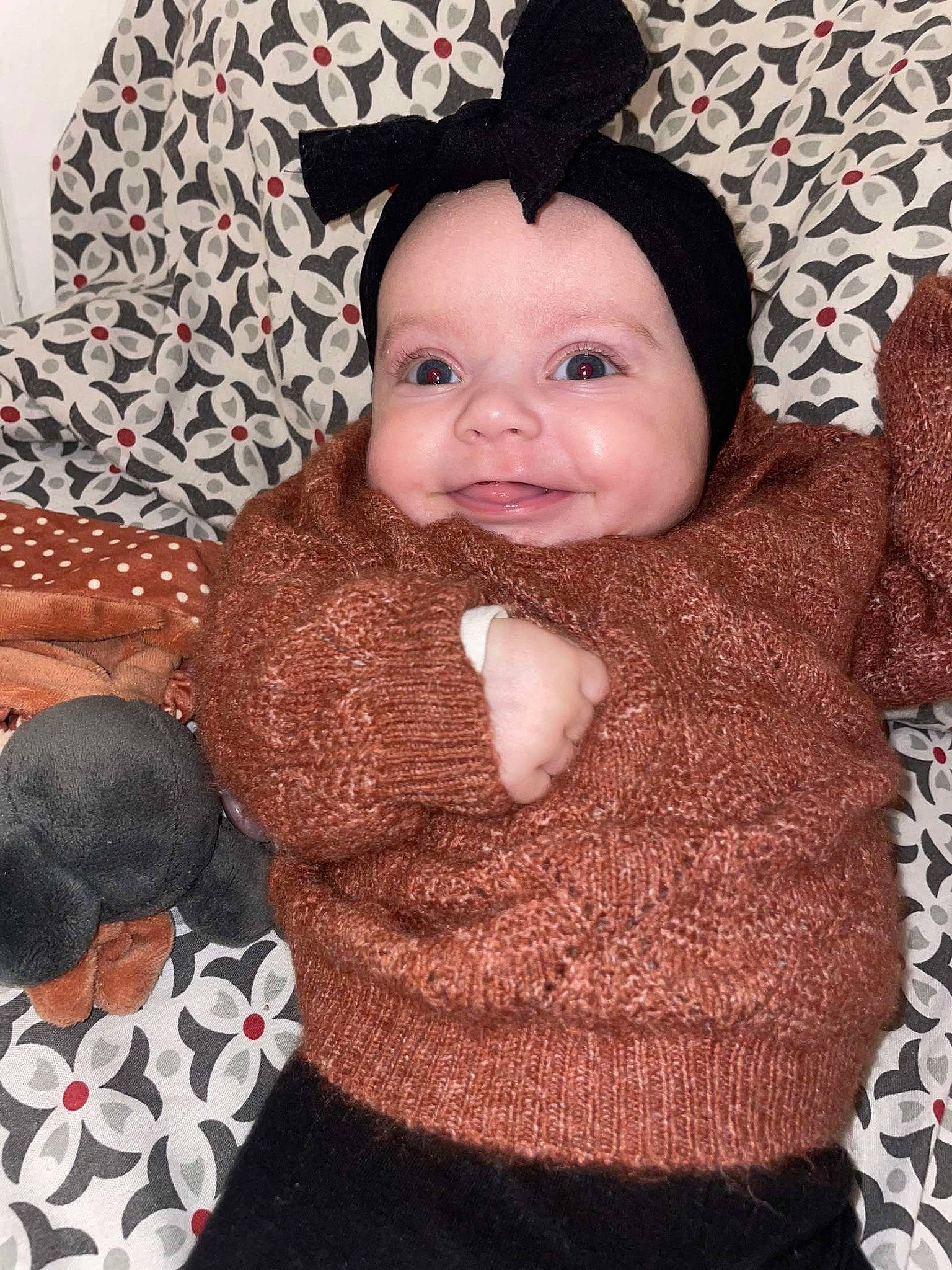 émy a rejoint le concours — aidez-le/la à gagner de superbes lots ! baby, baby_toddler_clothing, cap, cheek, costume_hat, eye, face, happy, head, headgear, human_body, joy, pattern, person, pink, skin, sleeve, smile, textile, toddler