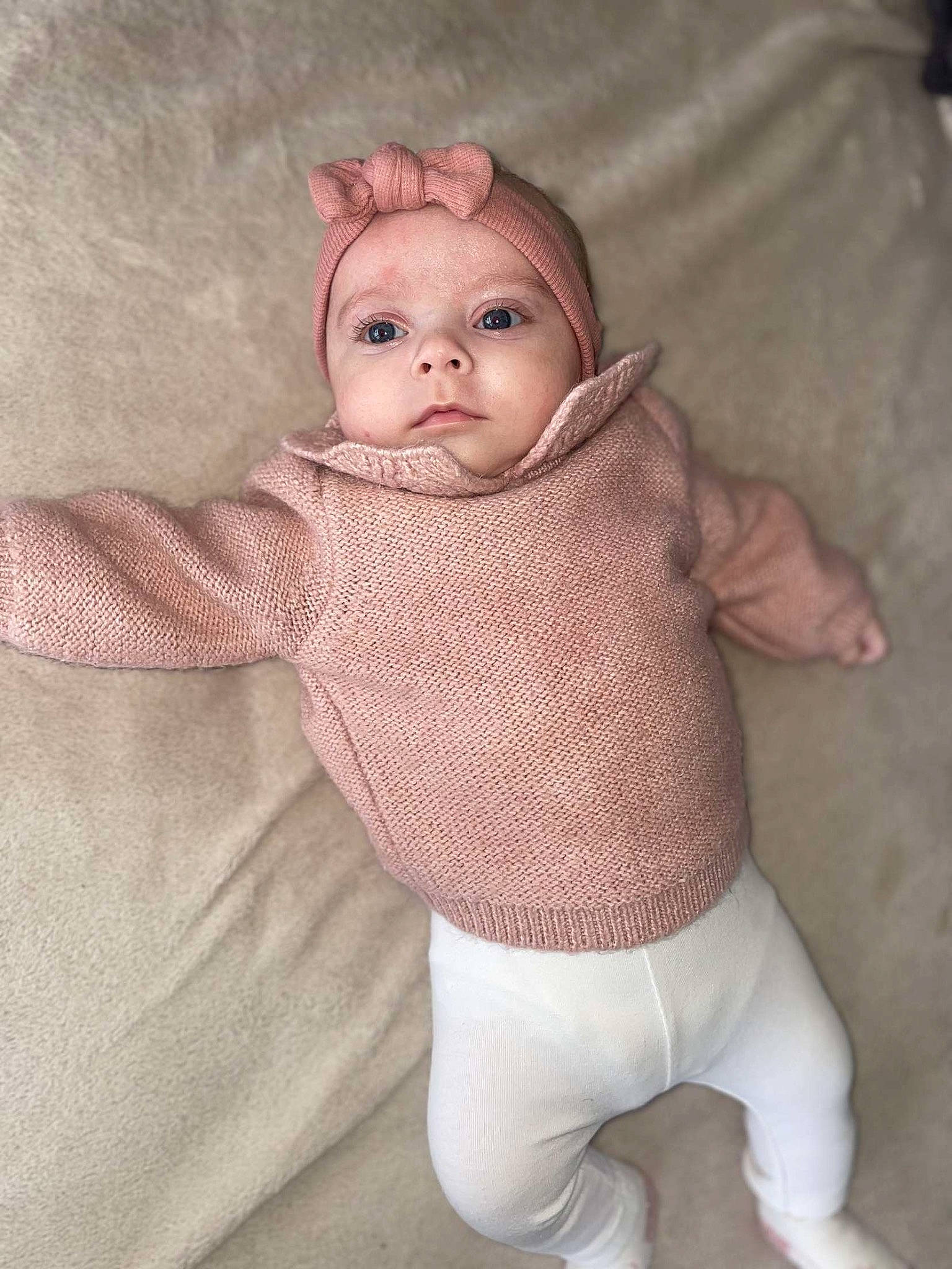 émy a rejoint le concours — aidez-le/la à gagner de superbes lots ! baby, baby_toddler_clothing, brown_hair, doll, eye, eyelash, fur, head, headwear, human_body, iris, linens, neck, pattern, person, skin, sleeve, toddler, toy, wood