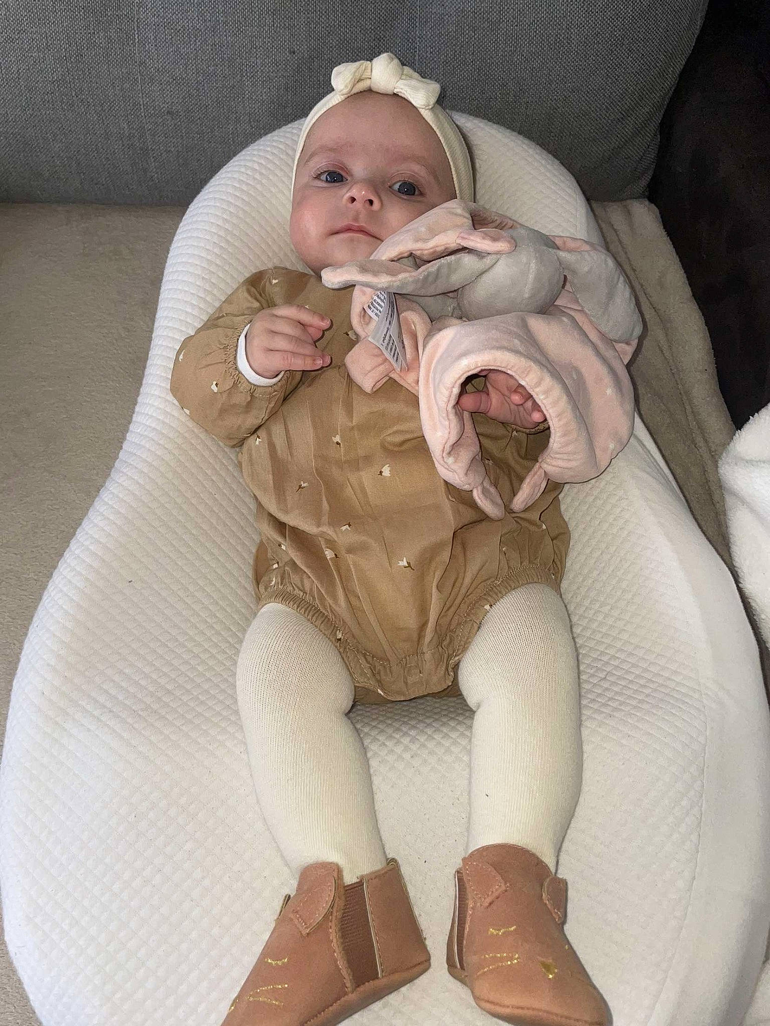 émy a rejoint le concours — aidez-le/la à gagner de superbes lots ! arm, baby, baby_toddler_clothing, chair, cheek, comfort, eye, face, finger, hairstyle, head, headgear, human_body, knee, lap, leg, person, skin, sleeve, sock